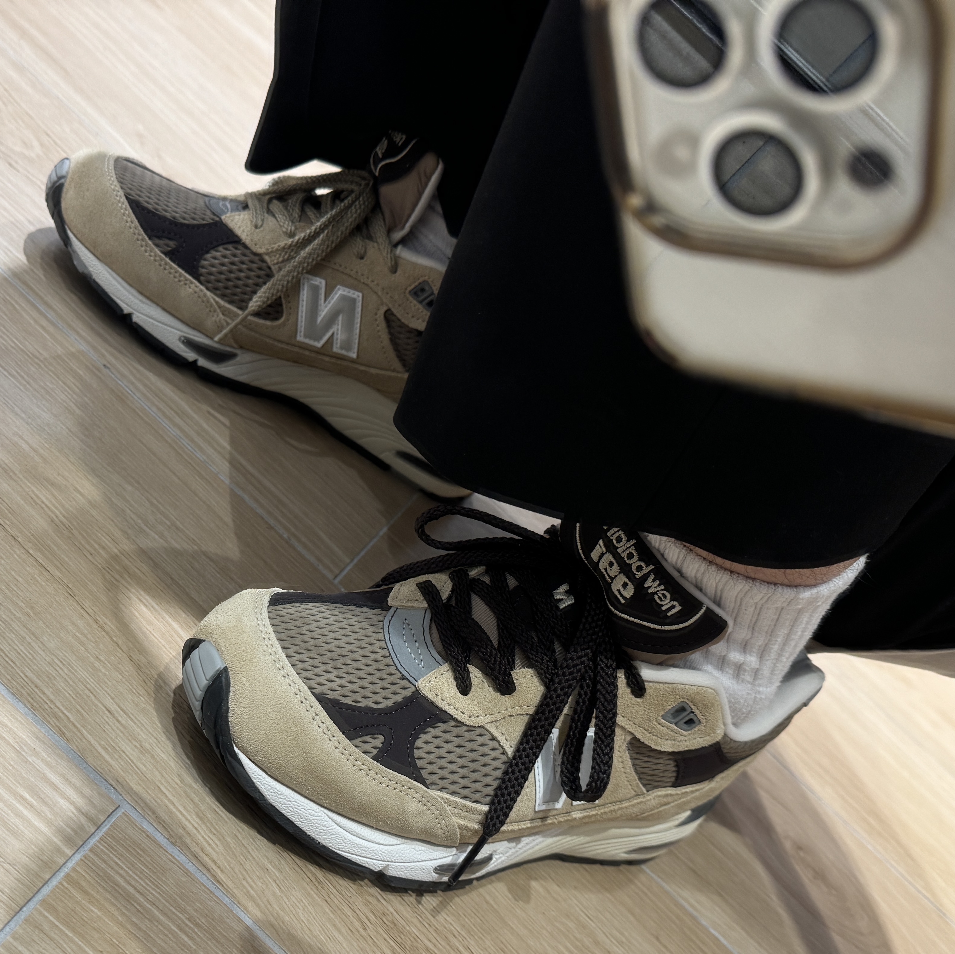 New Balance 991 Made in UK Finale Pale Khaki Silver Mink 착용 스타일