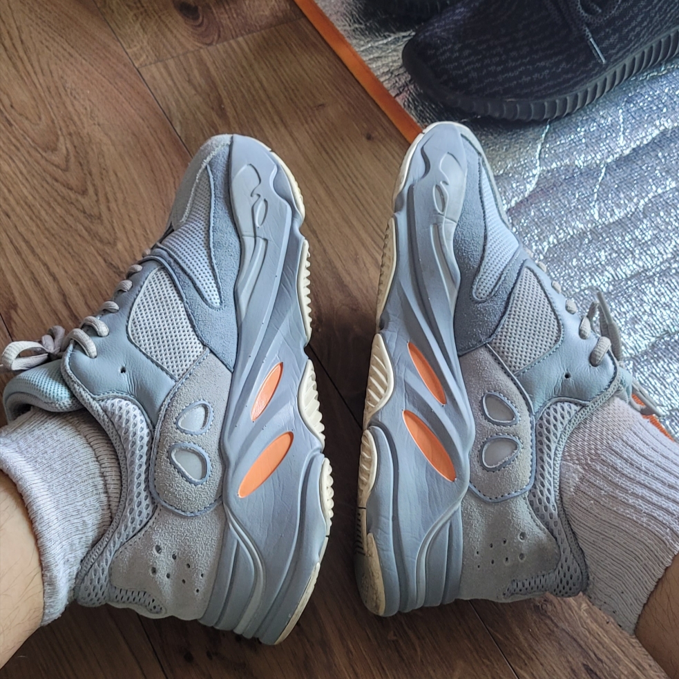 Adidas Yeezy Boost 700 Inertia 착용 스타일 - 1