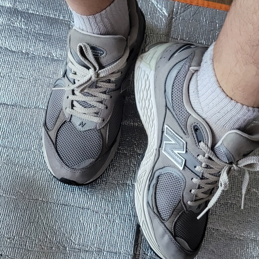 New Balance 2002R Grey 착용 스타일 - 1