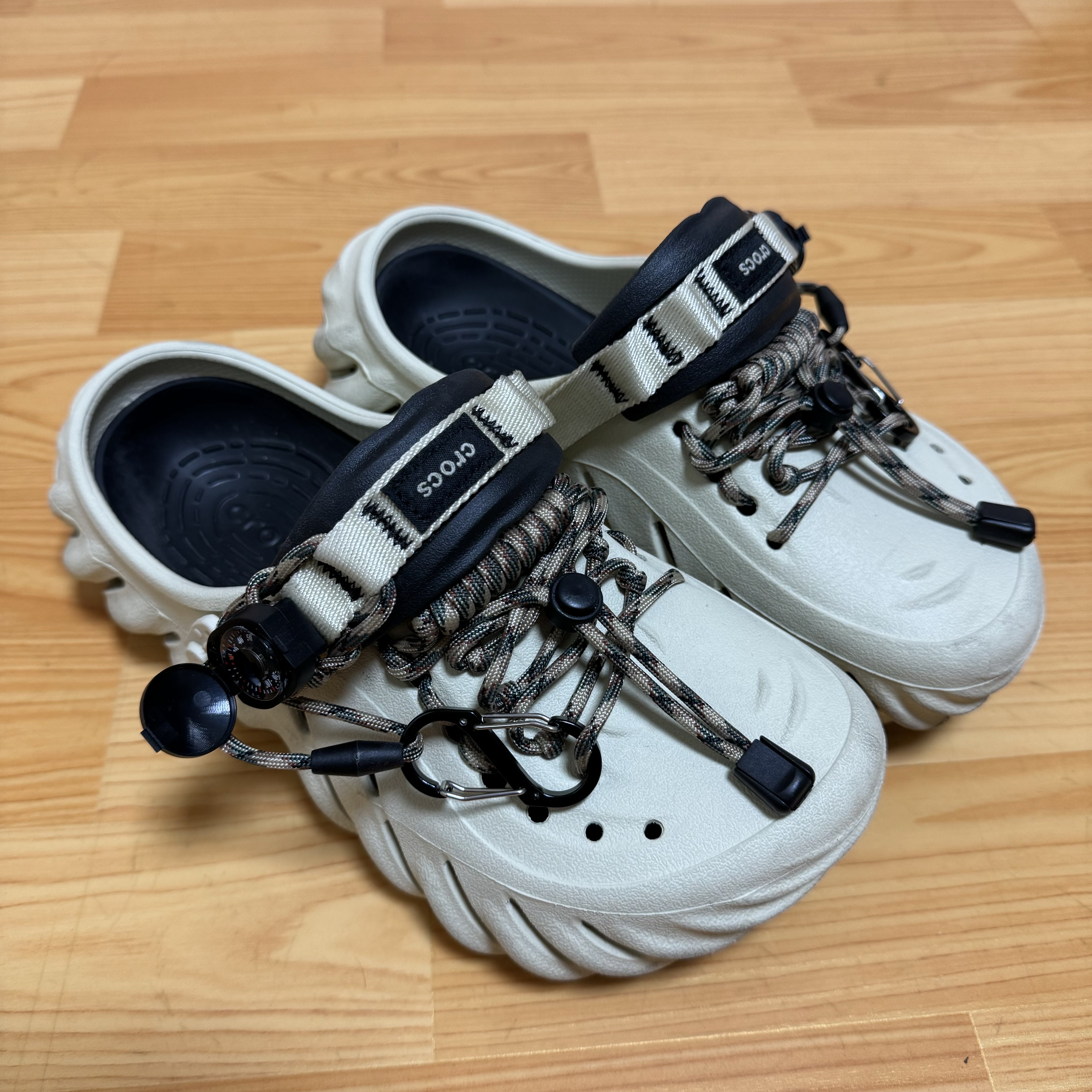 Crocs Echo Clog Bone Black 착용 스타일 - 1