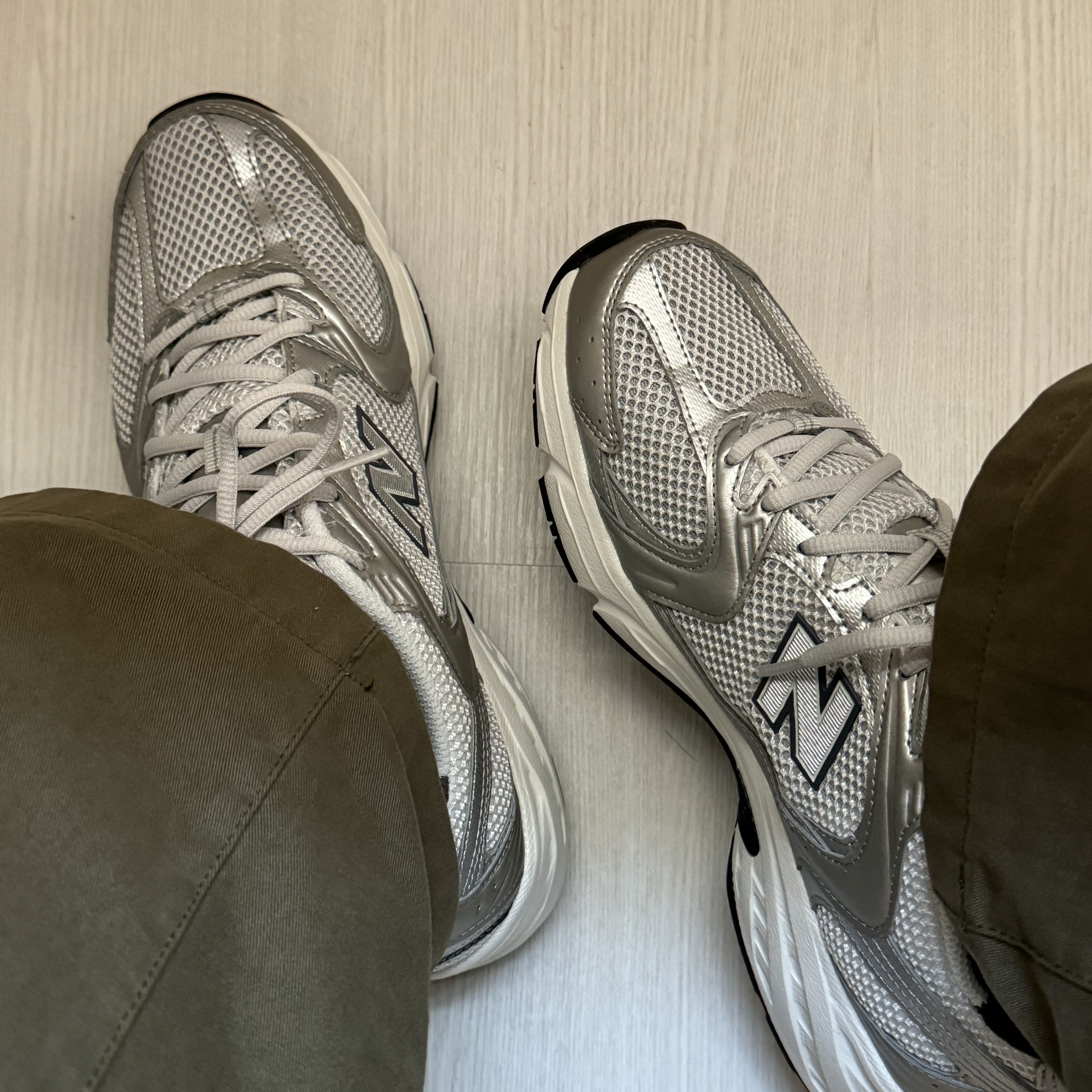New Balance 530 Grey Matter Silver Metallic 착용 스타일 - 2
