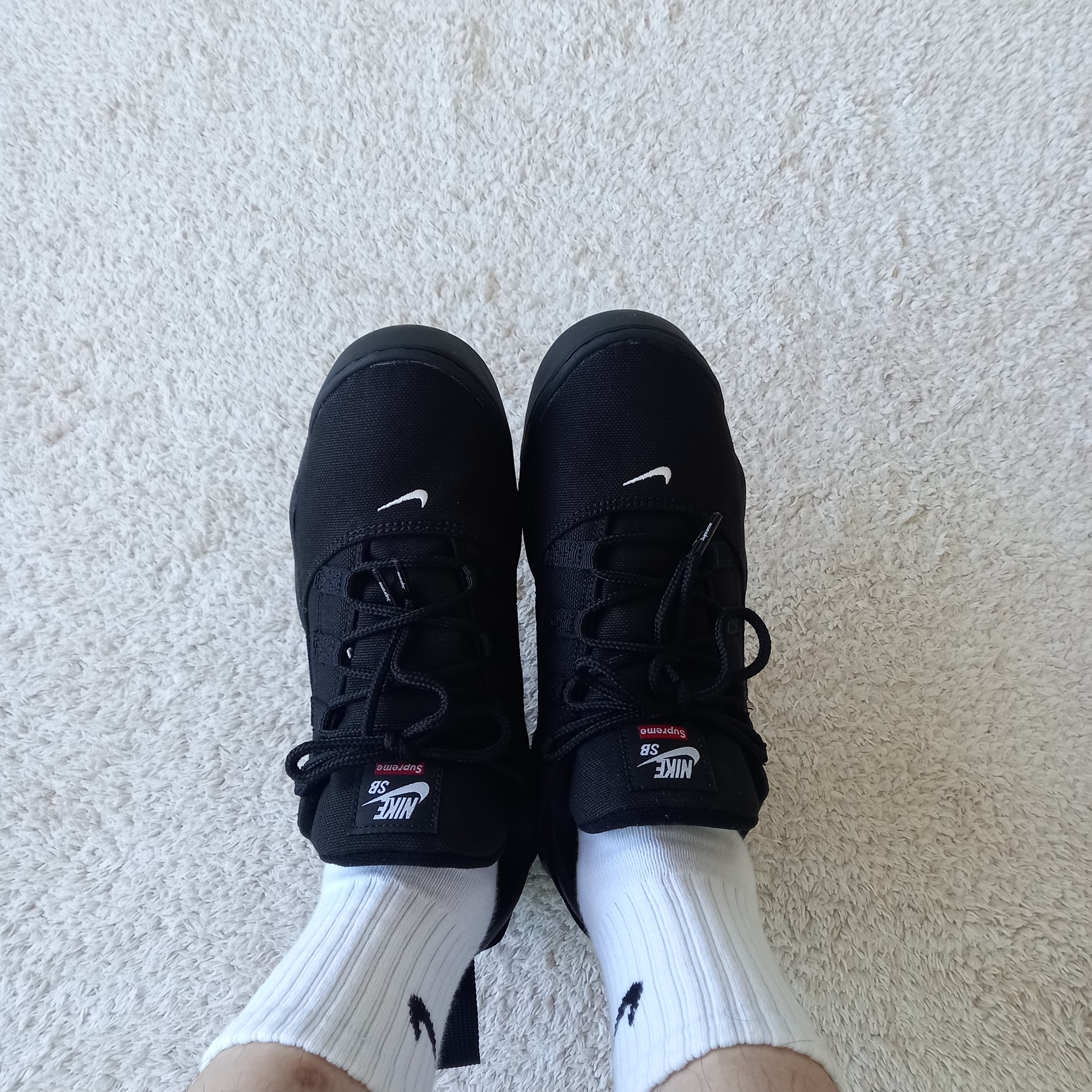 Nike x Supreme SB Darwin Low Black 착용 스타일 - 5