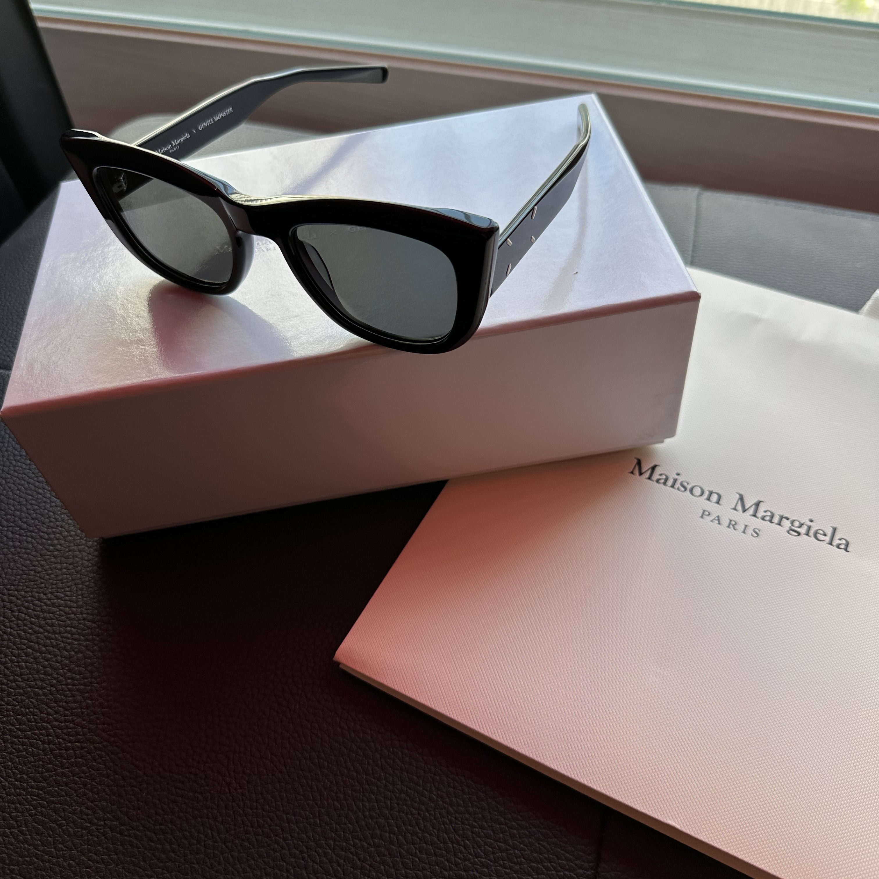 Gentle Monster x Maison Margiela MM008 Black Black 착용 스타일