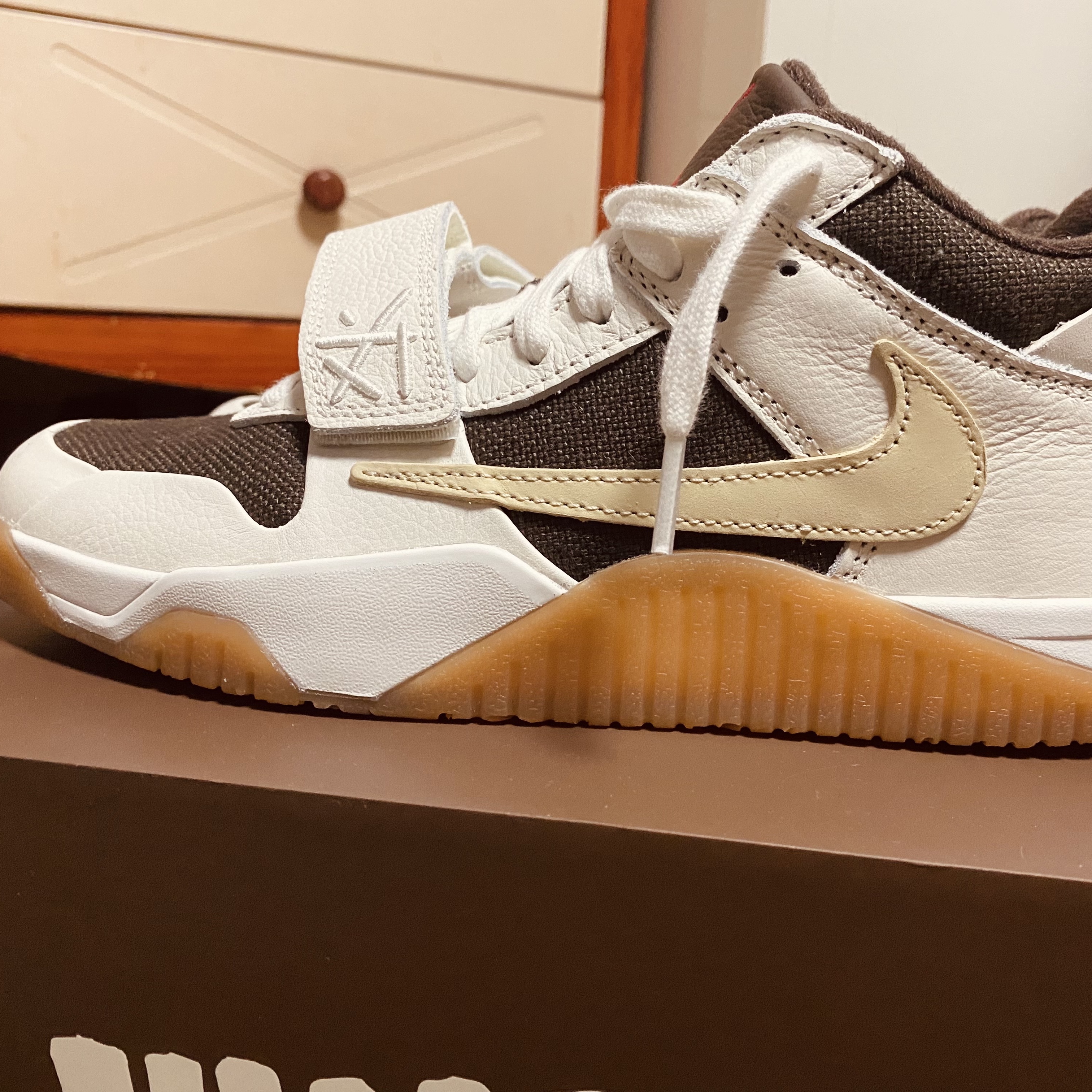 Jordan x Travis Scott Jumpman Jack TR Sail and Dark Mocha 착용 스타일 - 2