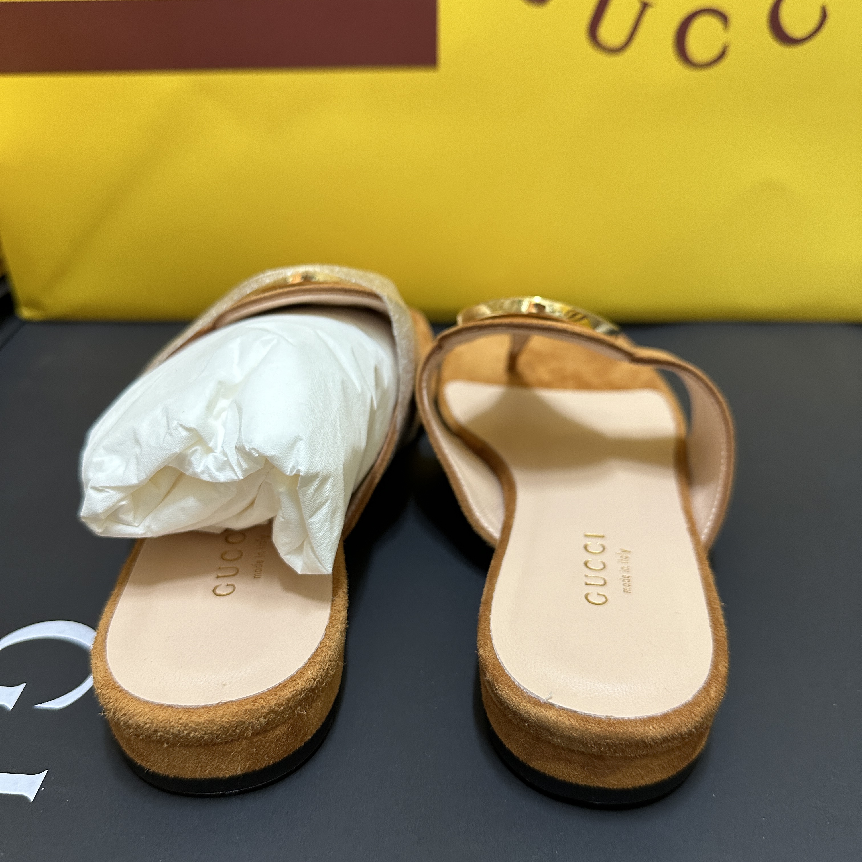 (W) Gucci Blondie Thong Sandal Light Brown Suede 착용 스타일 - 3