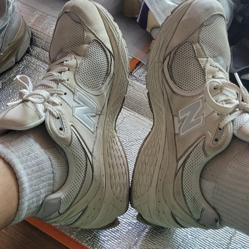 New Balance 2002R T2 Beige 착용 스타일 - 2