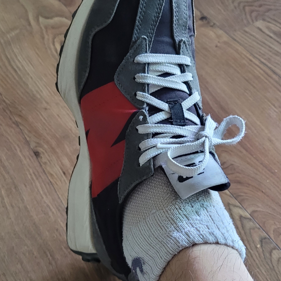 New Balance 327 Magnet Team Red 착용 스타일 - 3