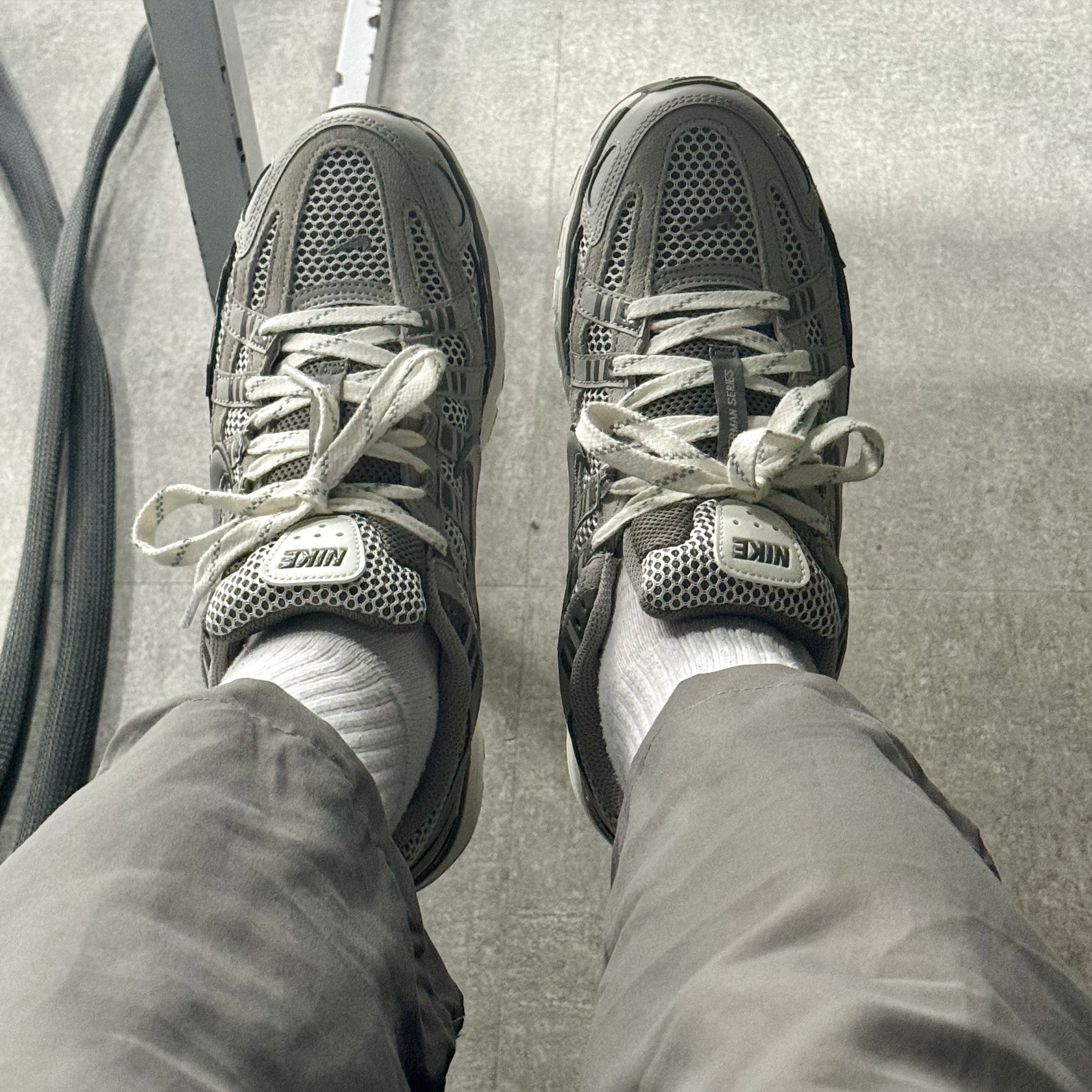 Nike P-6000 PRM Light Iron Ore 착용 스타일