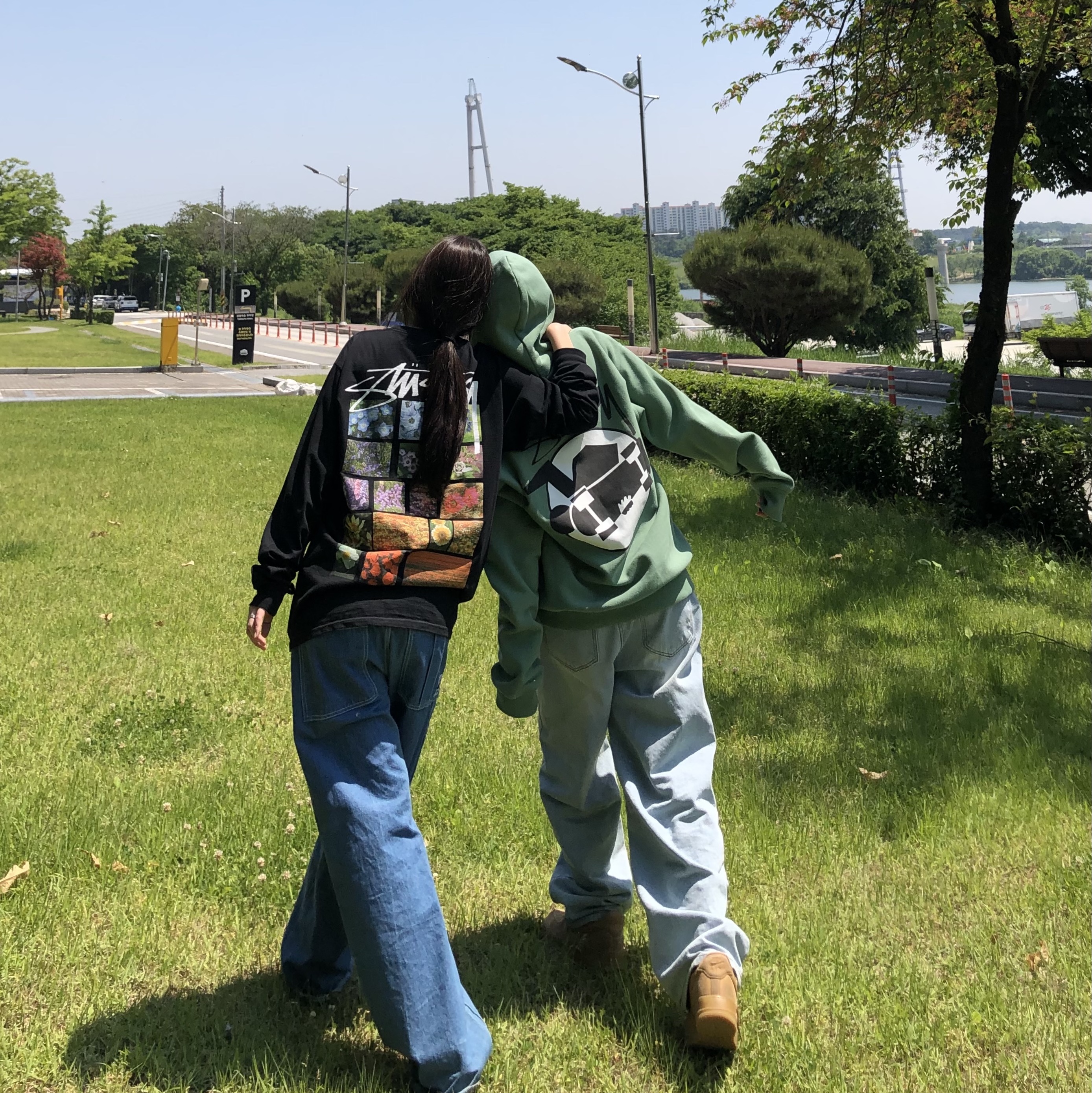 Stussy Skateman Hoodie Green, Stussy Flower Grid Pigment Dyed LS T-Shirt Black 착용 스타일 - 3