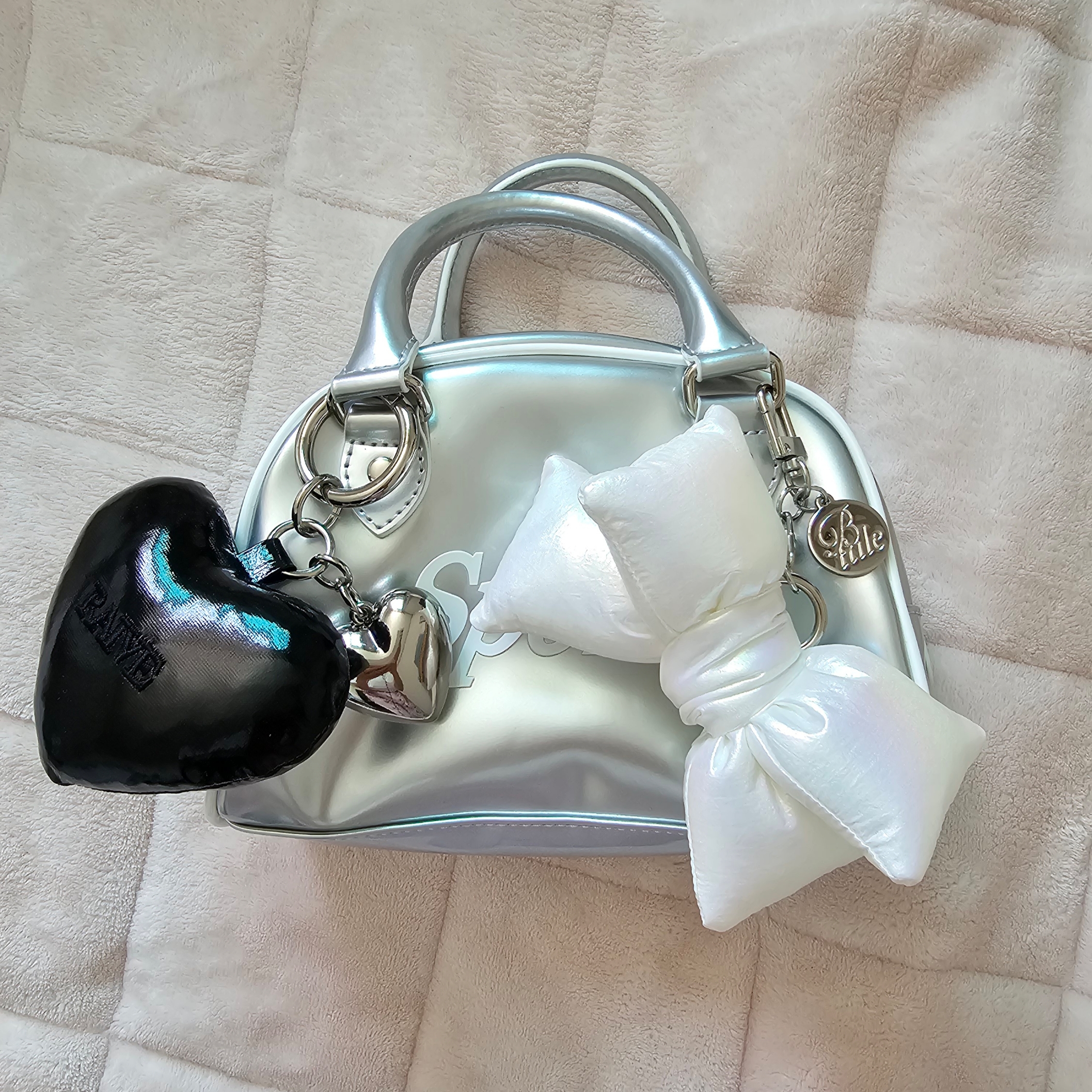[KREAM 단독] Bloomingtale Padded Ribbon Keyring White 착용 스타일