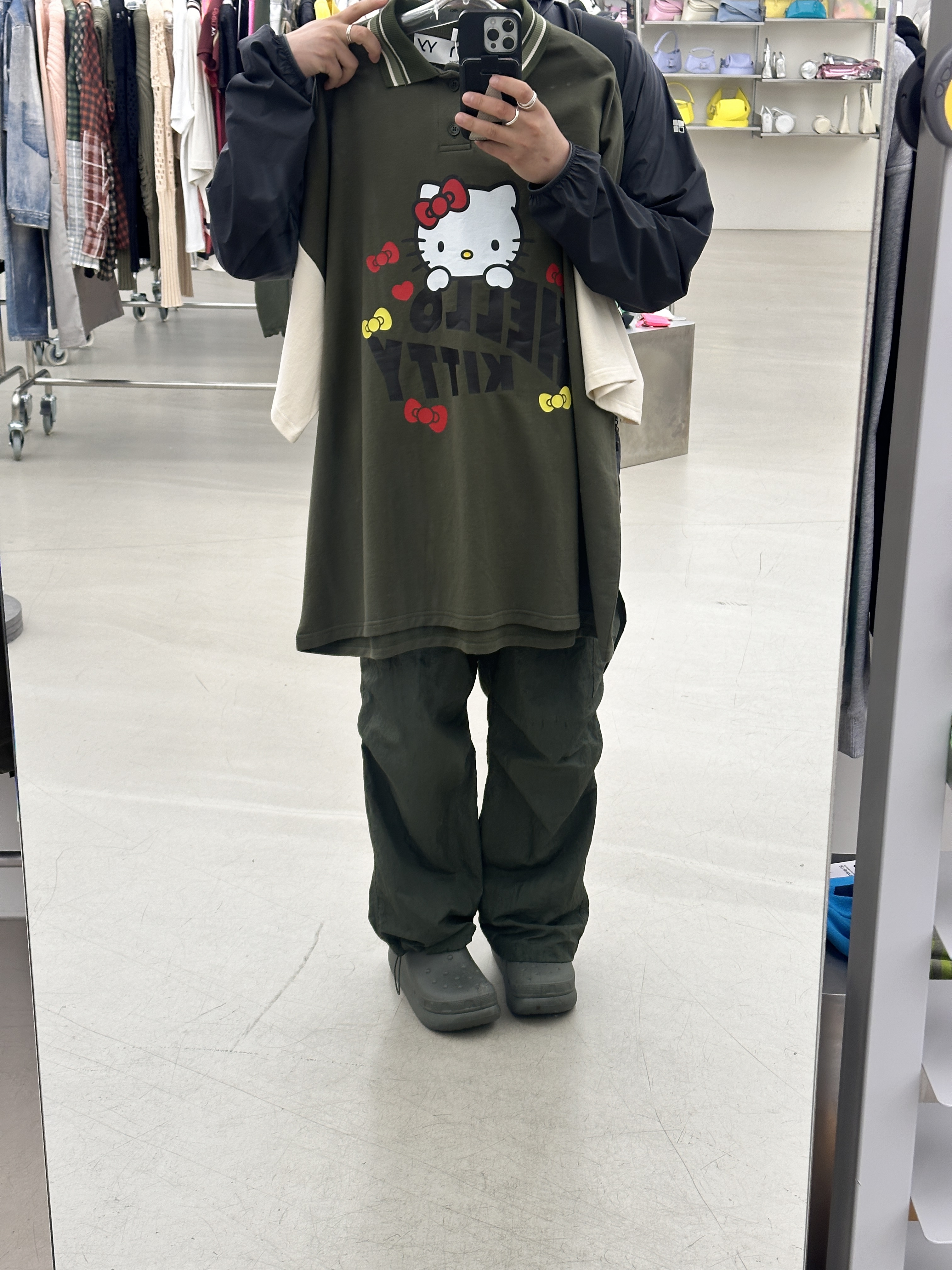 Crocs Classic Crush Boot Dusty Olive, Open Yy x Hello Kitty Collared T-Shirt Khaki 착용 스타일 - 2