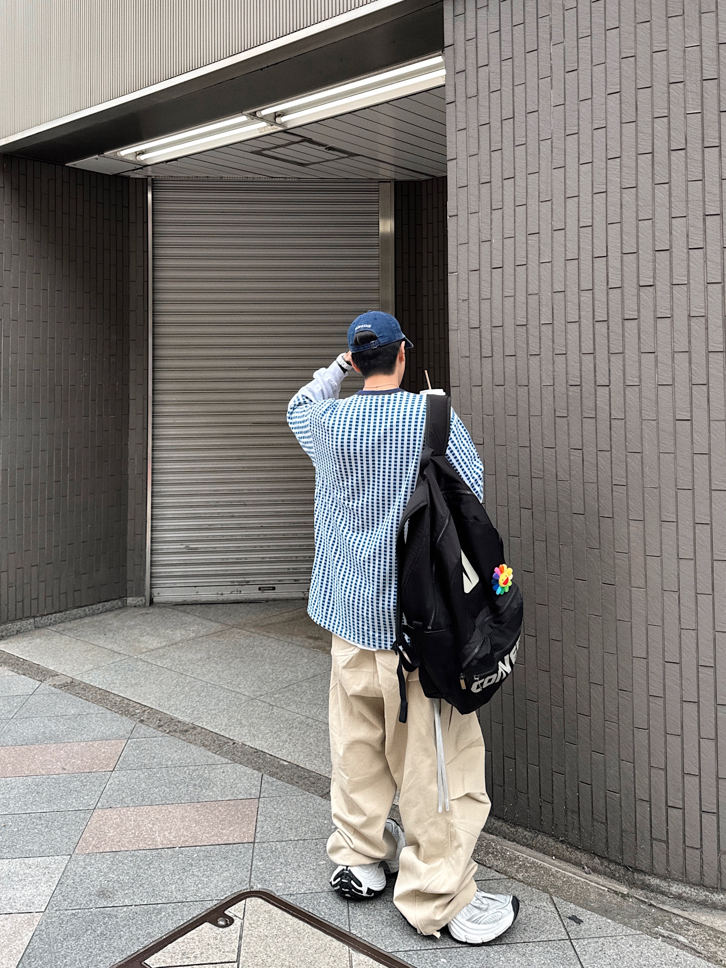 Converse x Drkshdw Oversized Backpack Black, Supreme Pigment Print S Logo 6-Panel Indigo - 22FW 착용 스타일 - 2