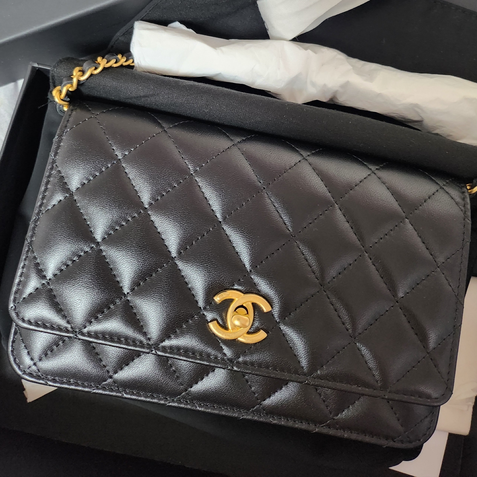 Chanel Wallet On Chain Lambskin & Gold Black 착용 스타일 - 2