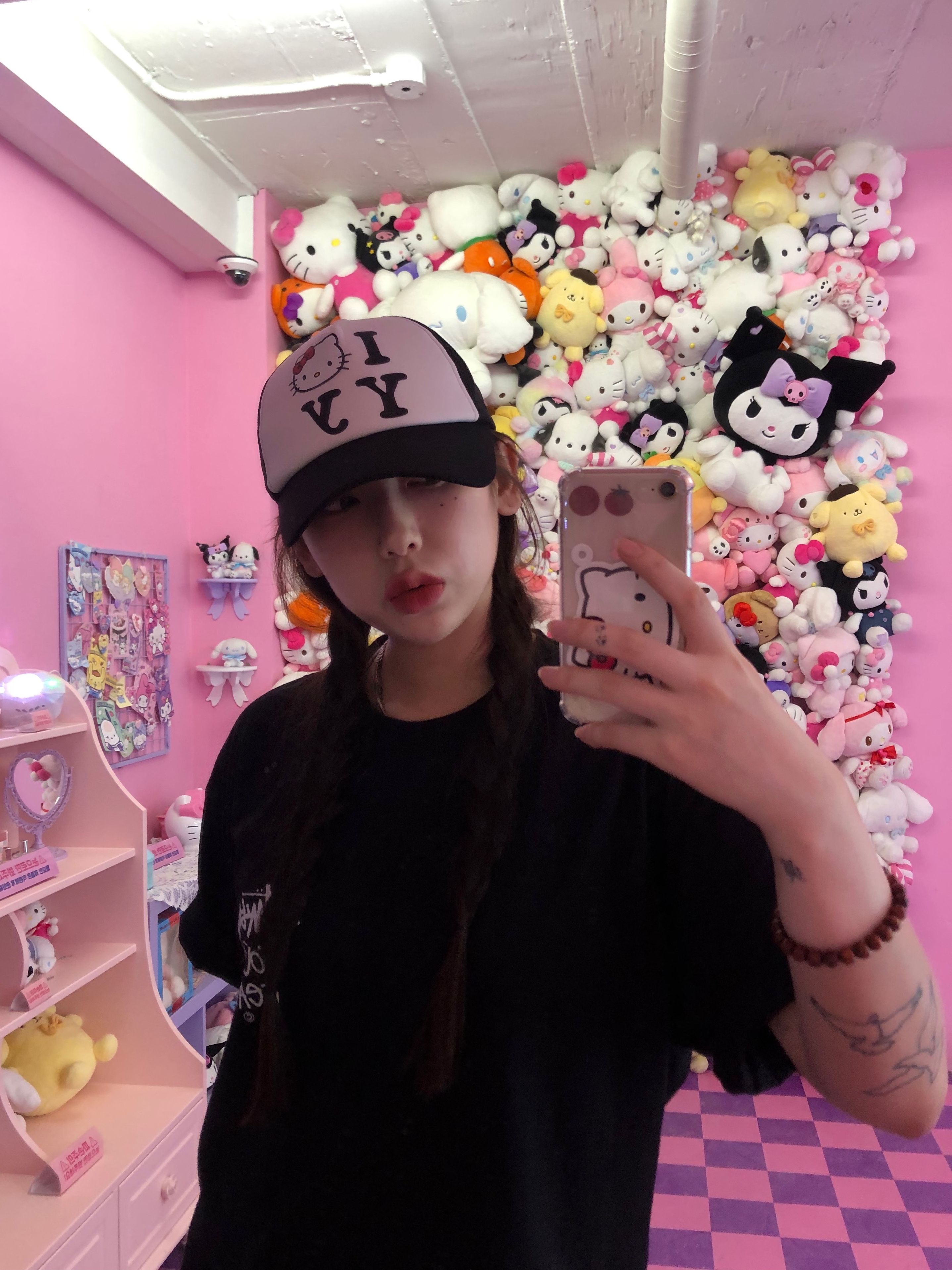 Stussy Tough Gear T-Shirt Black, Open Yy x Hello Kitty Trucker Cap Black 착용 스타일 - 2