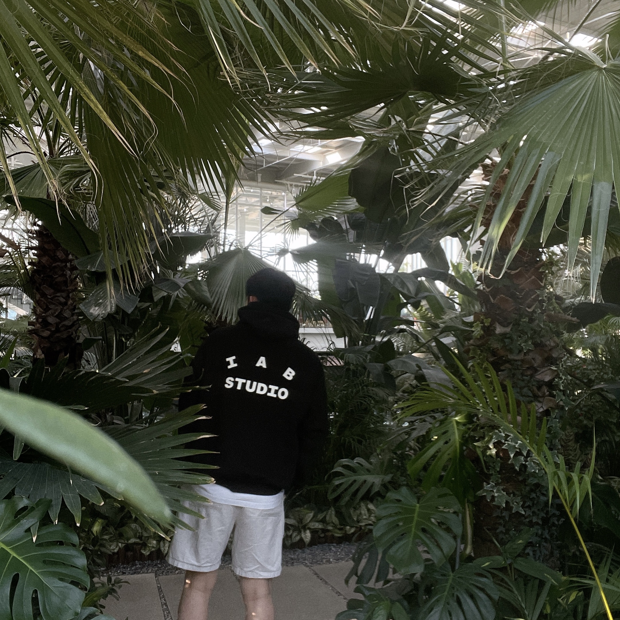 IAB Studio Hoodie Black 착용 스타일