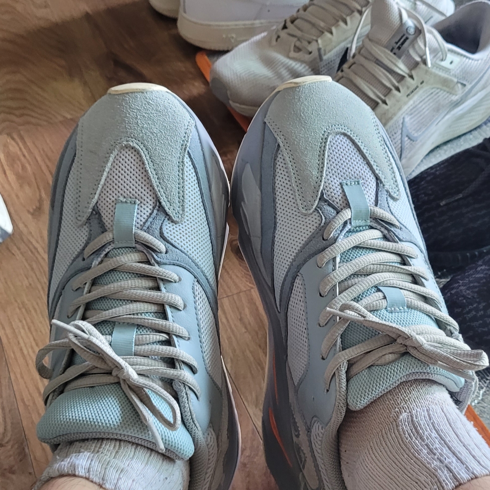 Adidas Yeezy Boost 700 Inertia 착용 스타일 - 2
