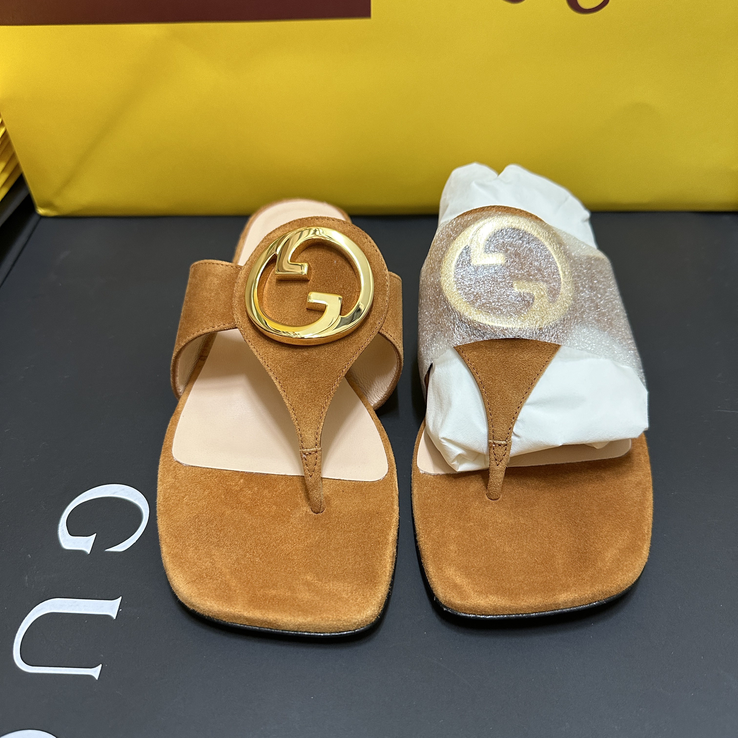(W) Gucci Blondie Thong Sandal Light Brown Suede 착용 스타일 - 1