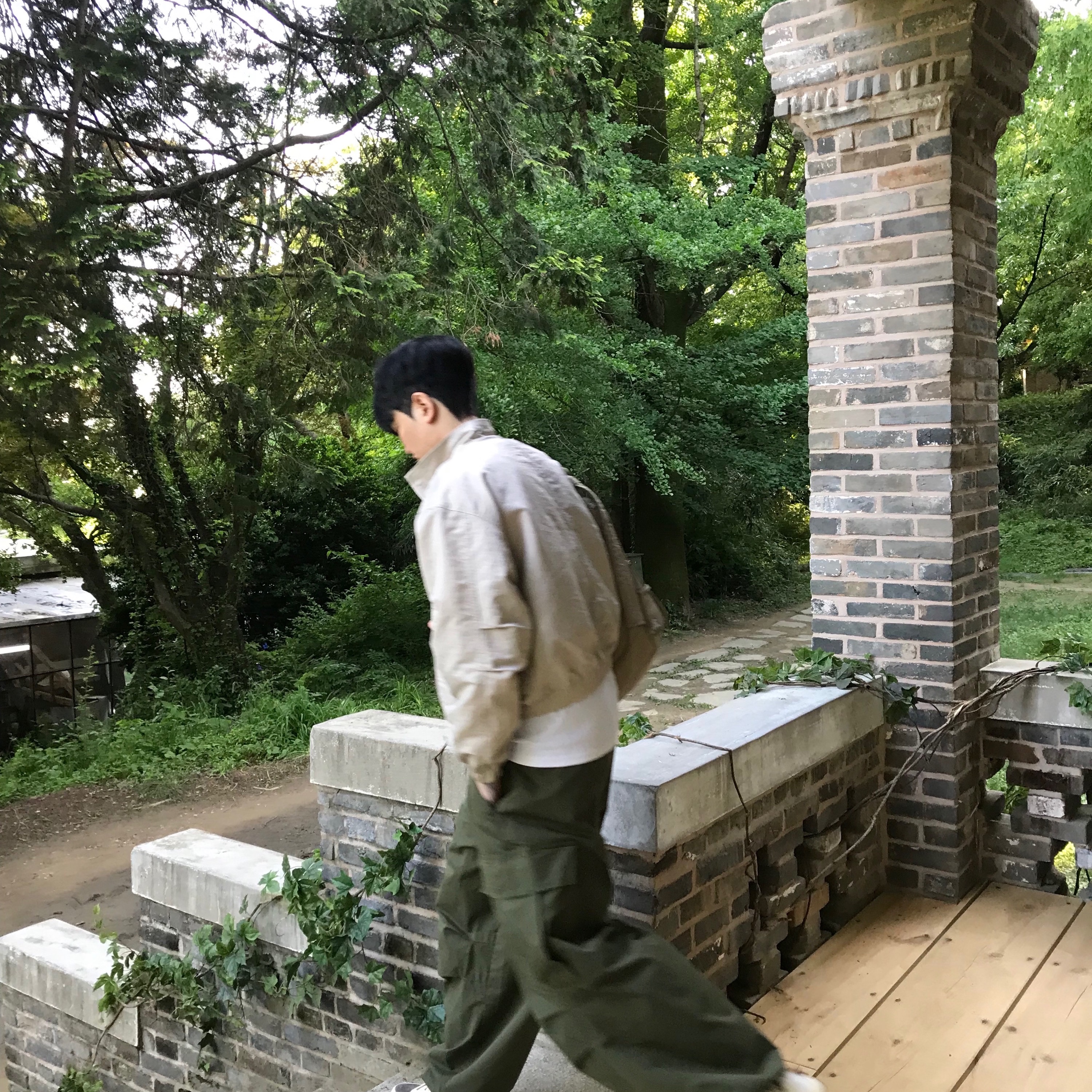Jordan 1 x Travis Scott Retro Low OG SP Sail and Ridgerock, Lemaire Medium Soft Game Bag Nylon Canvas Clay 착용 스타일 - 1
