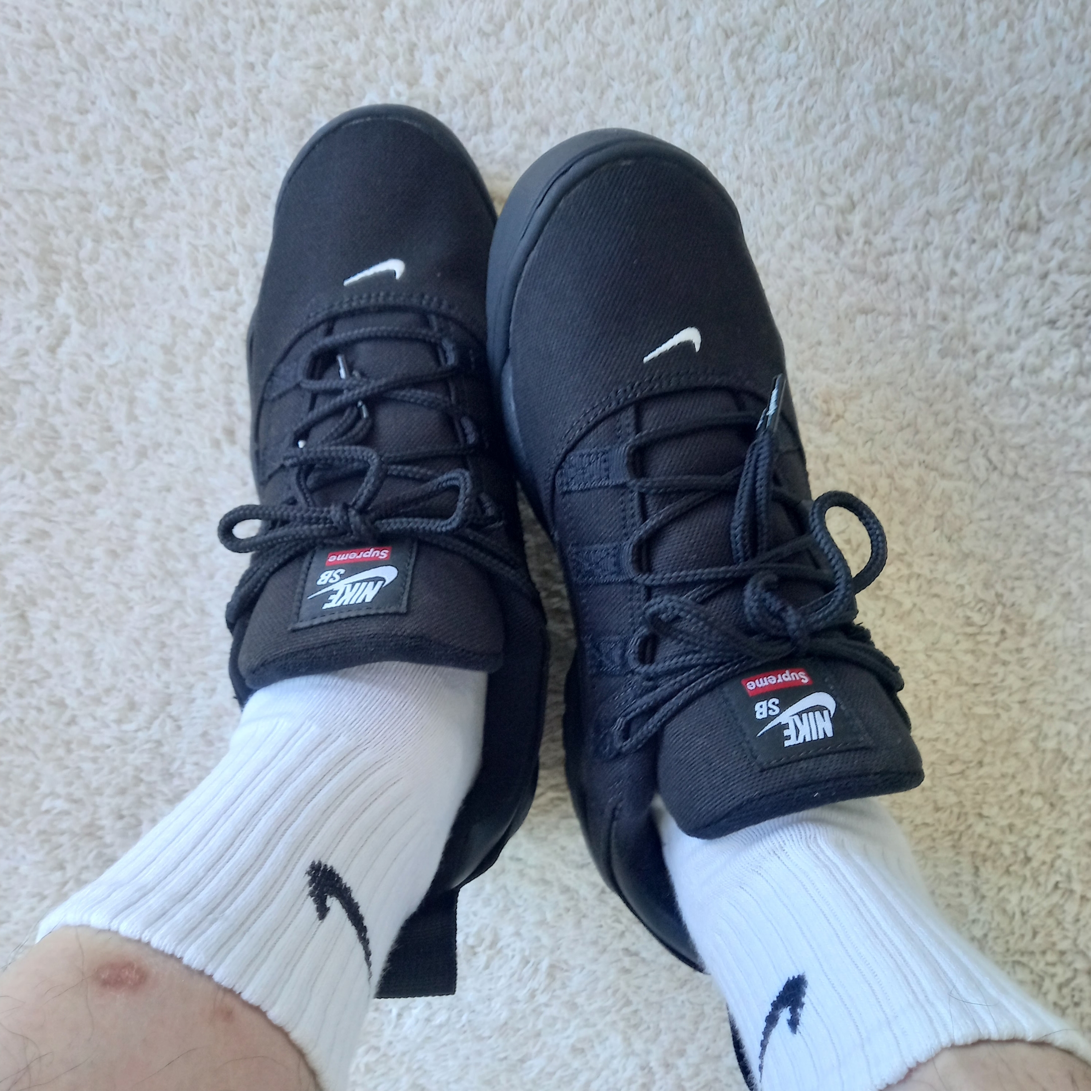Nike x Supreme SB Darwin Low Black 착용 스타일 - 4