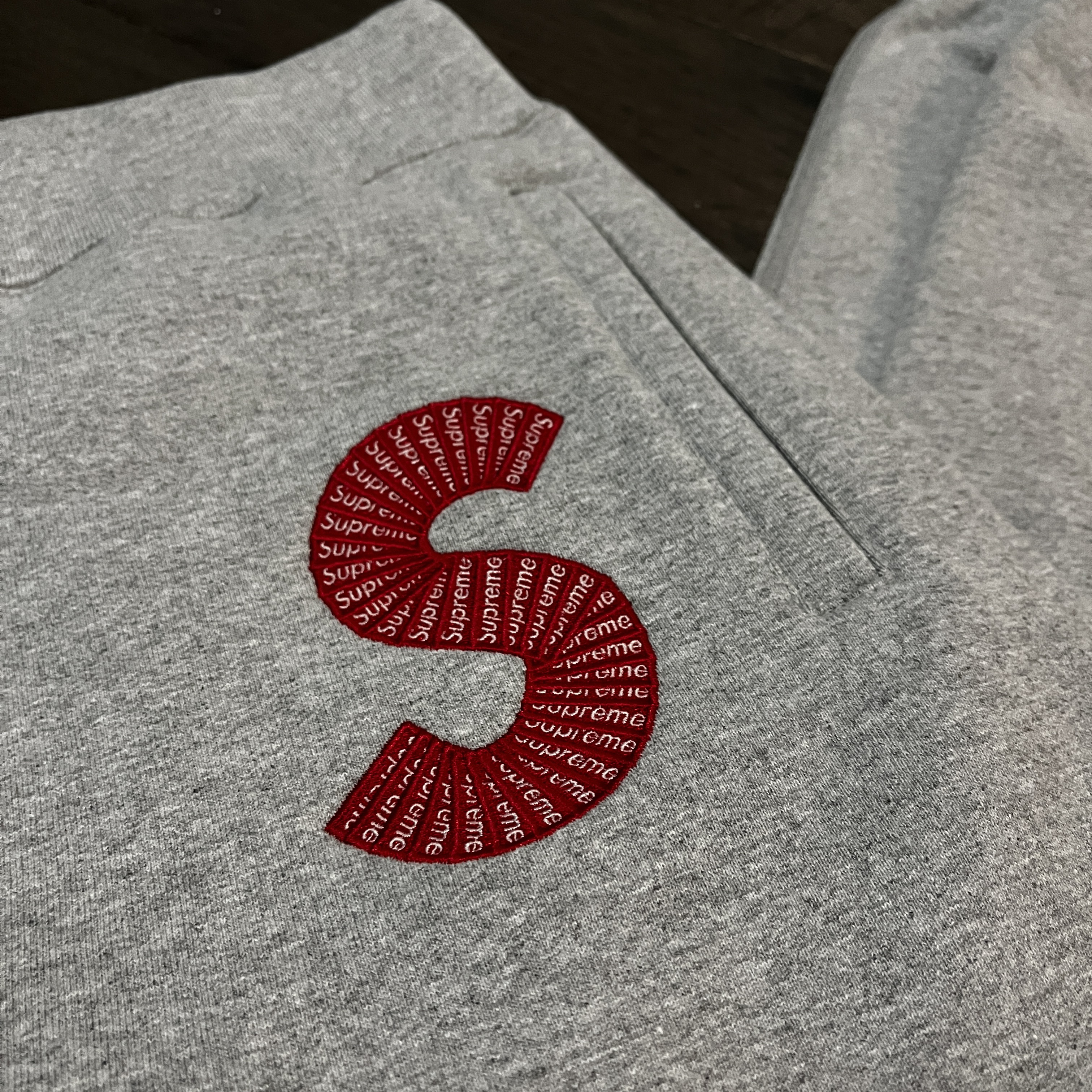 Supreme S Logo Sweatpants Heather Grey - 20FW 착용 스타일