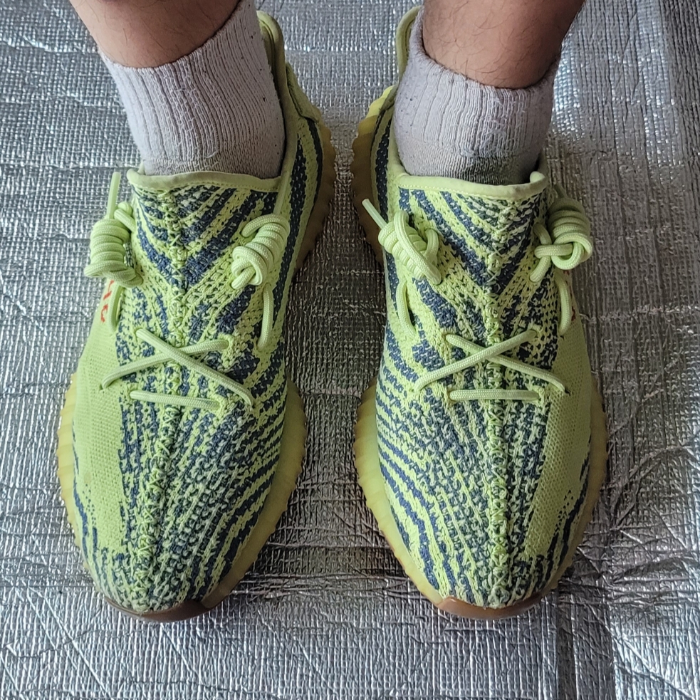Adidas Yeezy Boost 350 V2 Semi Frozen Yellow 착용 스타일 - 1