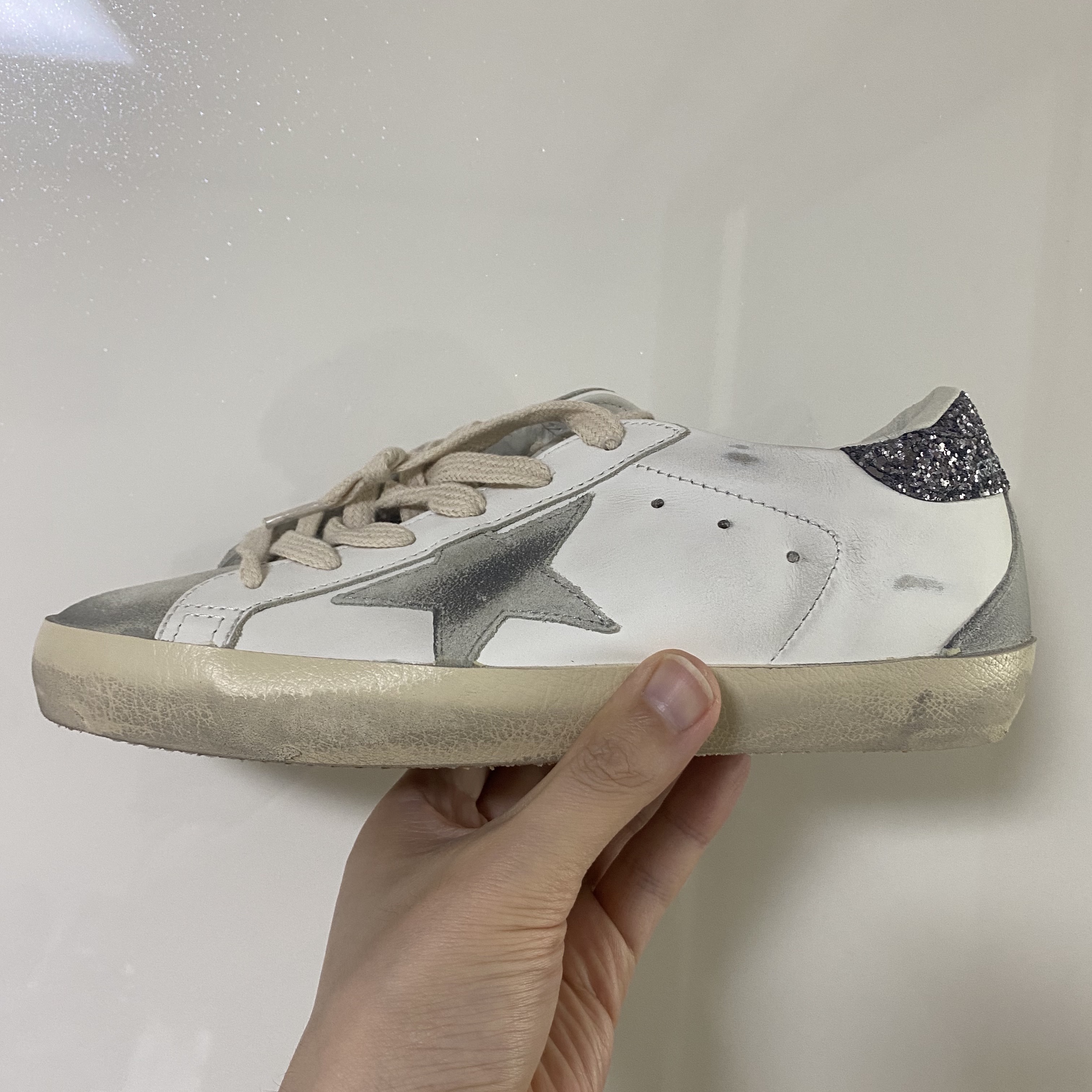 (W) Golden Goose Superstar White Grey Suede Star Glitter Heel Tab Sneakers 착용 스타일 - 1