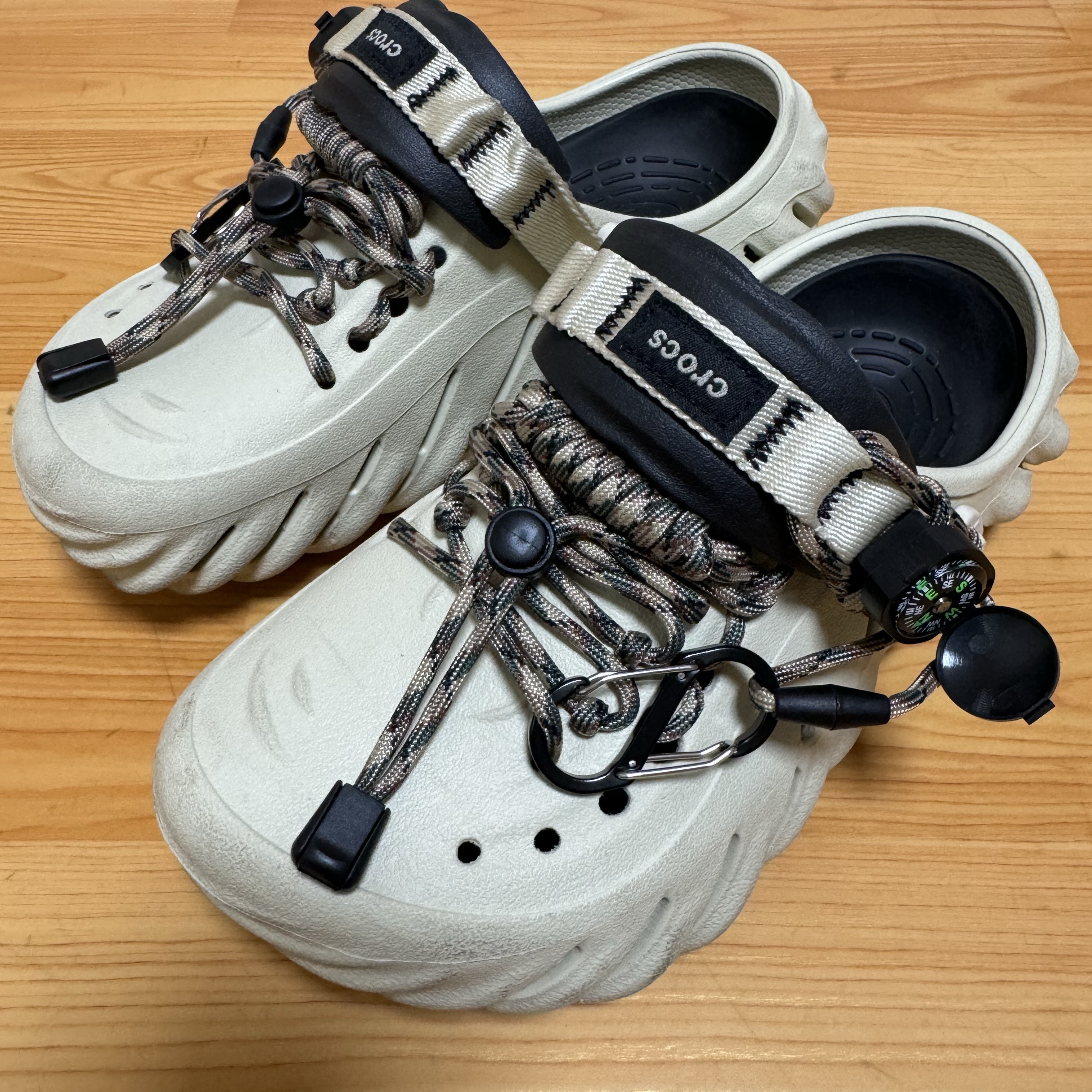 Crocs Echo Clog Bone Black 착용 스타일 - 2