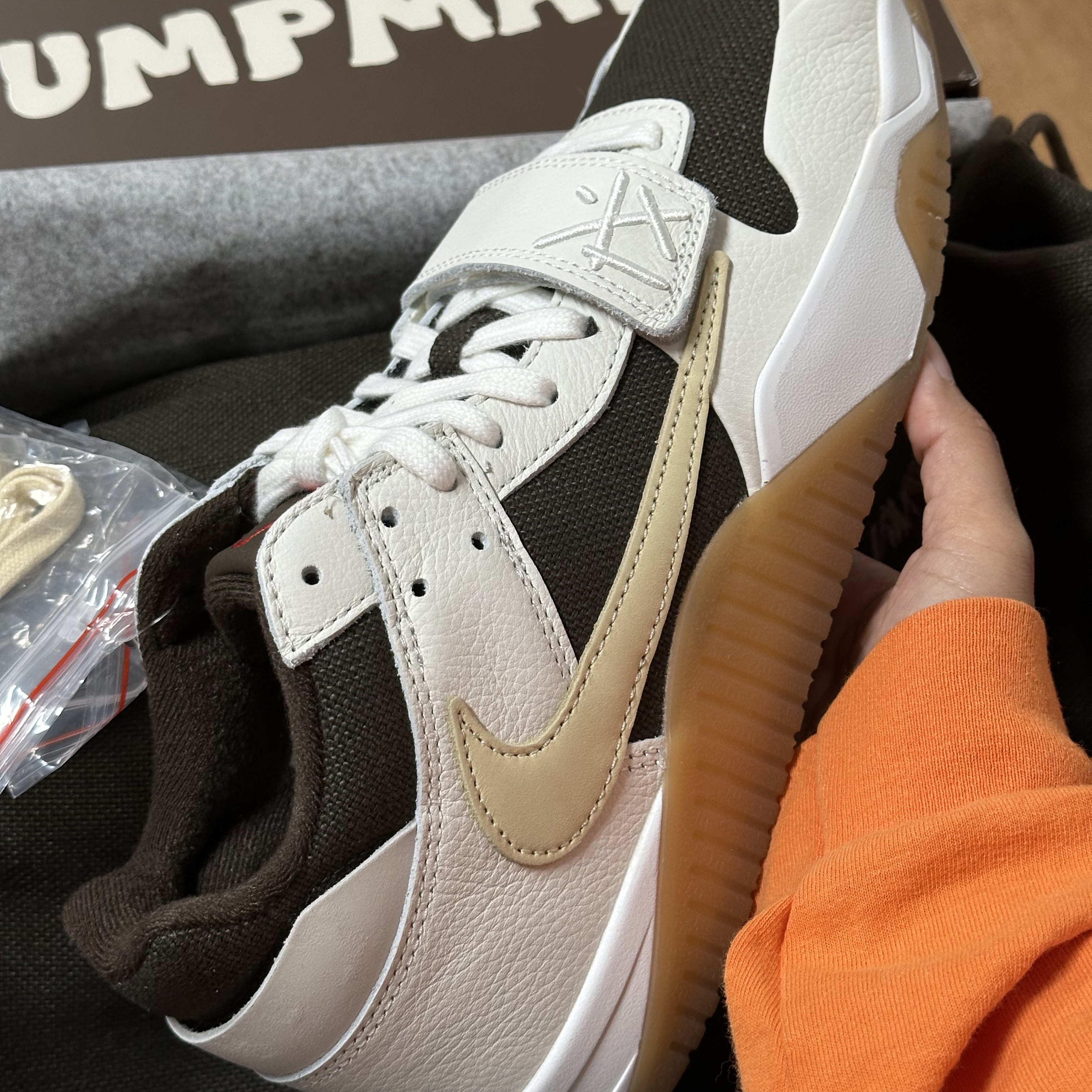 Jordan x Travis Scott Jumpman Jack TR Sail and Dark Mocha 착용 스타일 - 1