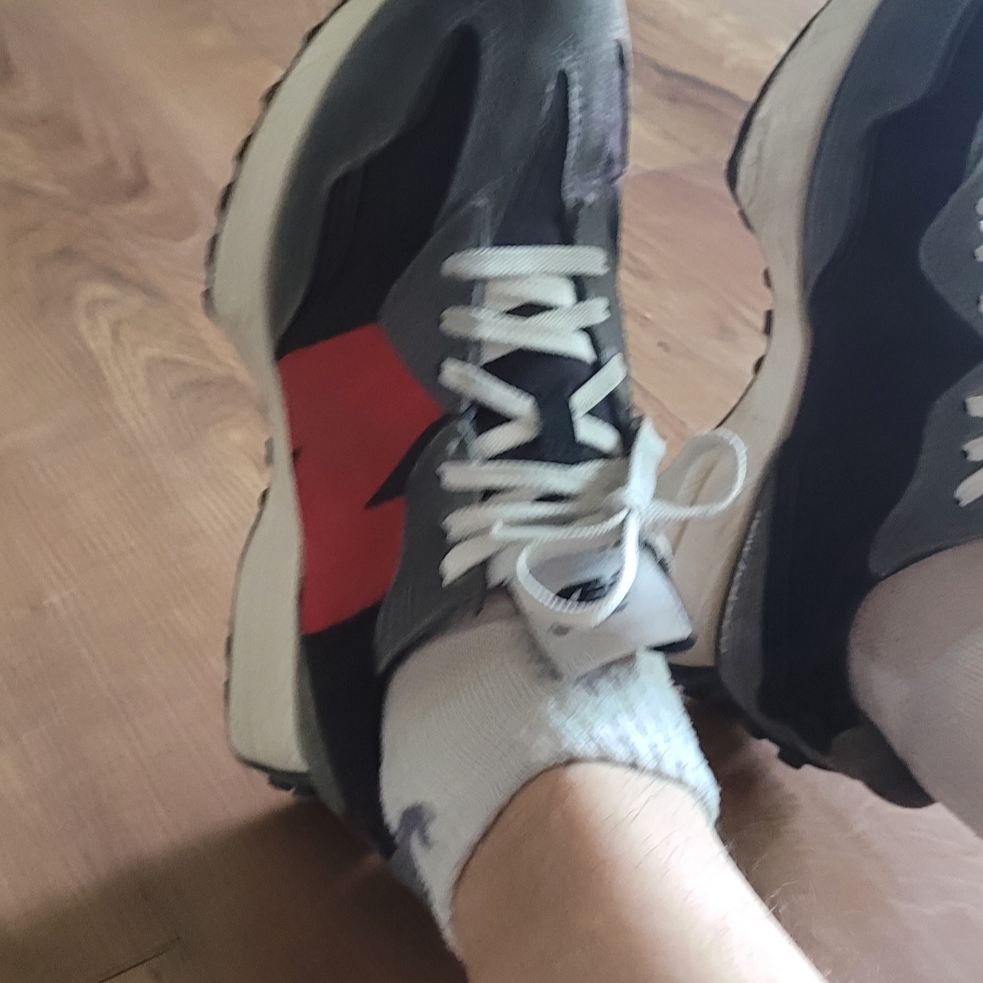 New Balance 327 Magnet Team Red 착용 스타일 - 2