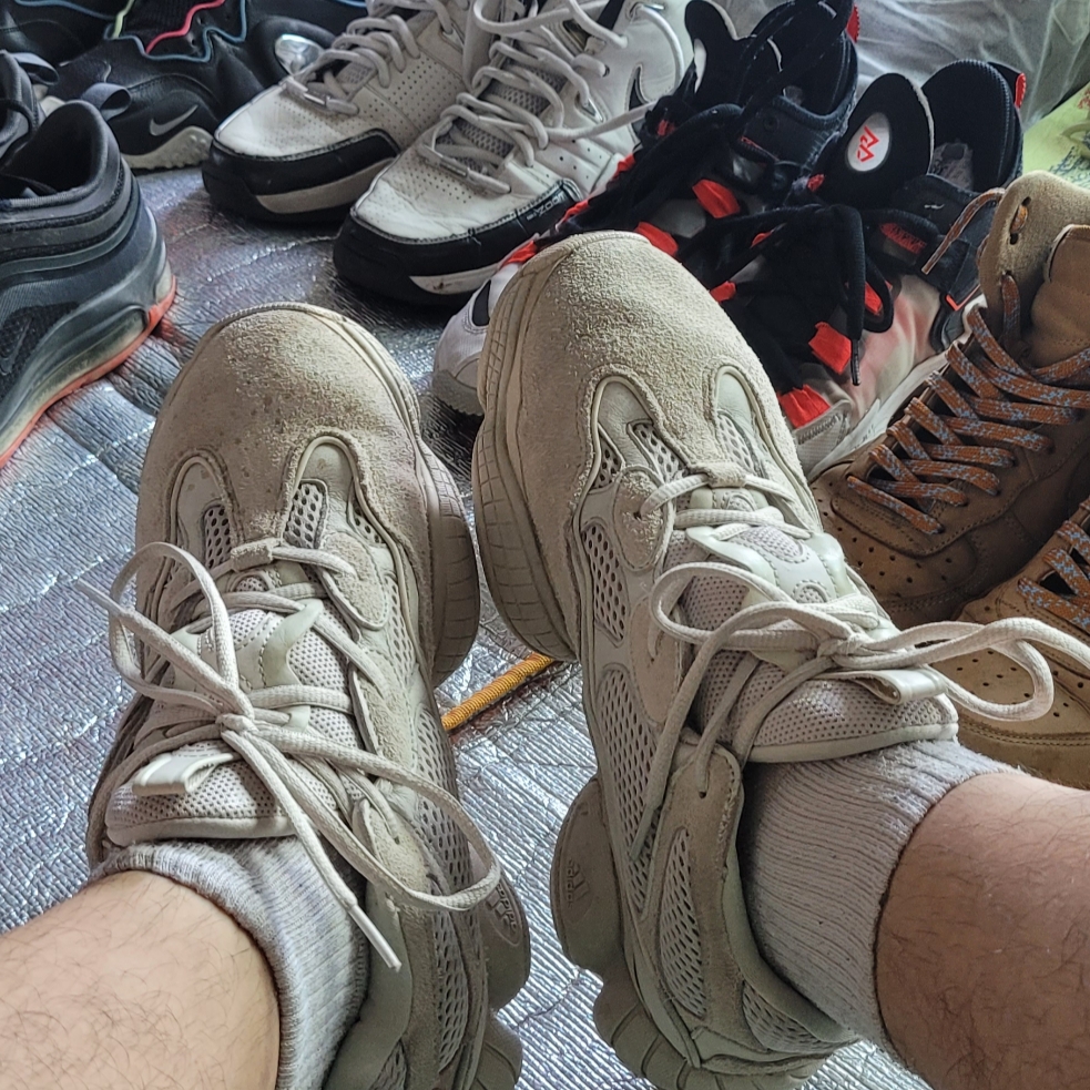 Adidas Yeezy 500 Blush 2018 착용 스타일 - 2