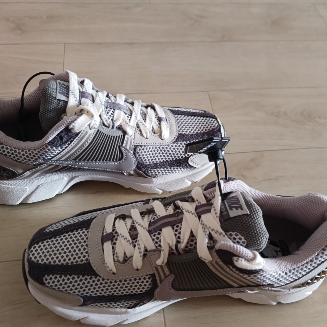 Nike Zoom Vomero 5 PRM Light Iron Ore and Flat Fewter 착용 스타일