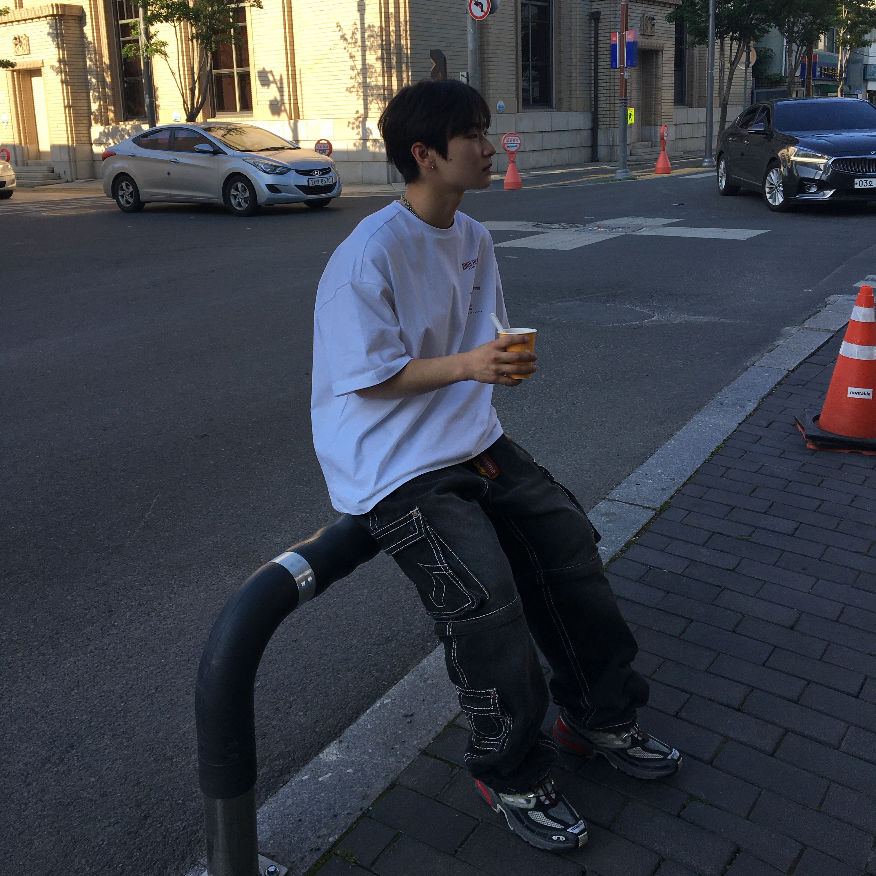 True Religion TR World Tour T-Shirt White, True Religion x Fetch Denim Separate Cargo Pants Black 착용 스타일