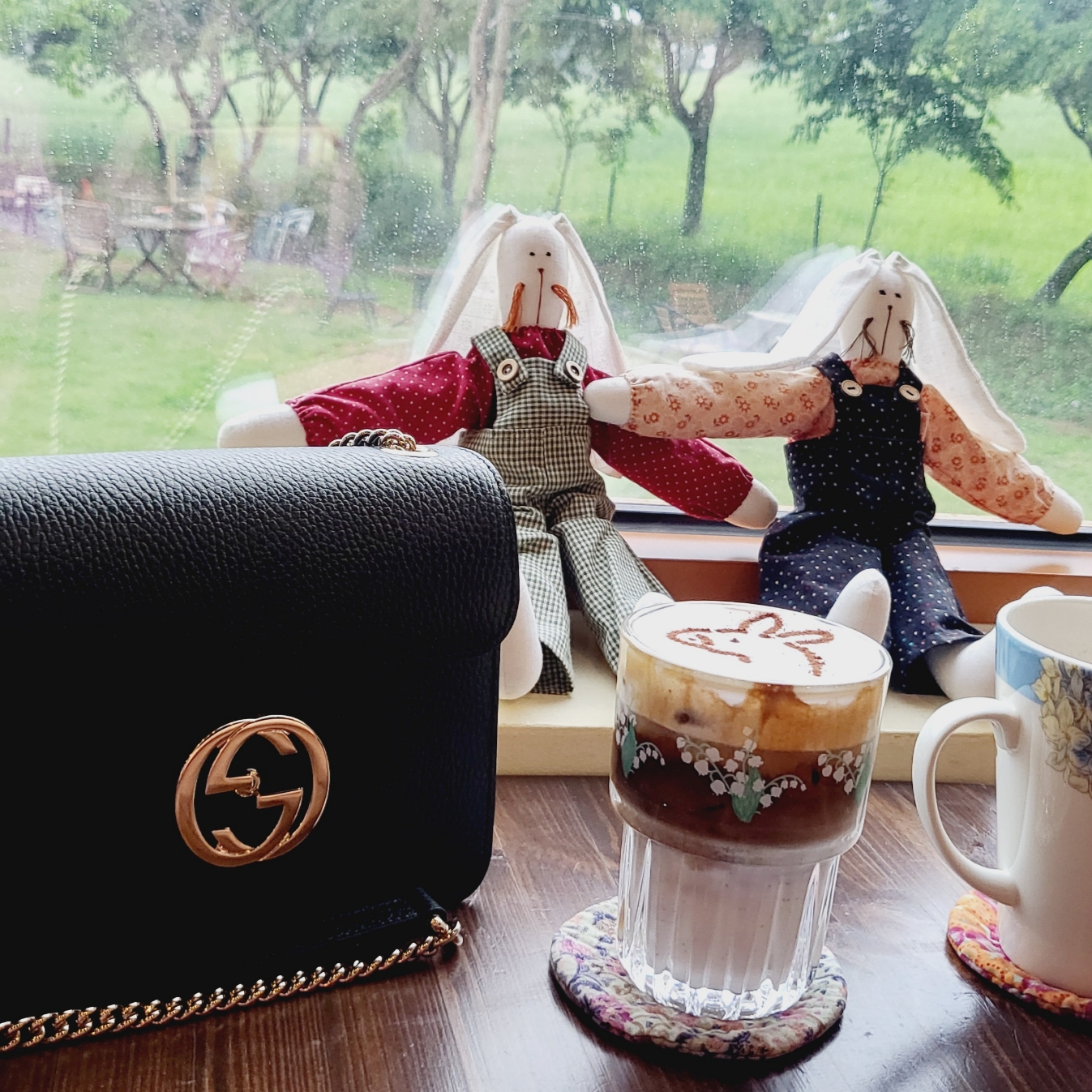 Gucci GG Interlocking Chain Shoulder Bag Black 착용 스타일