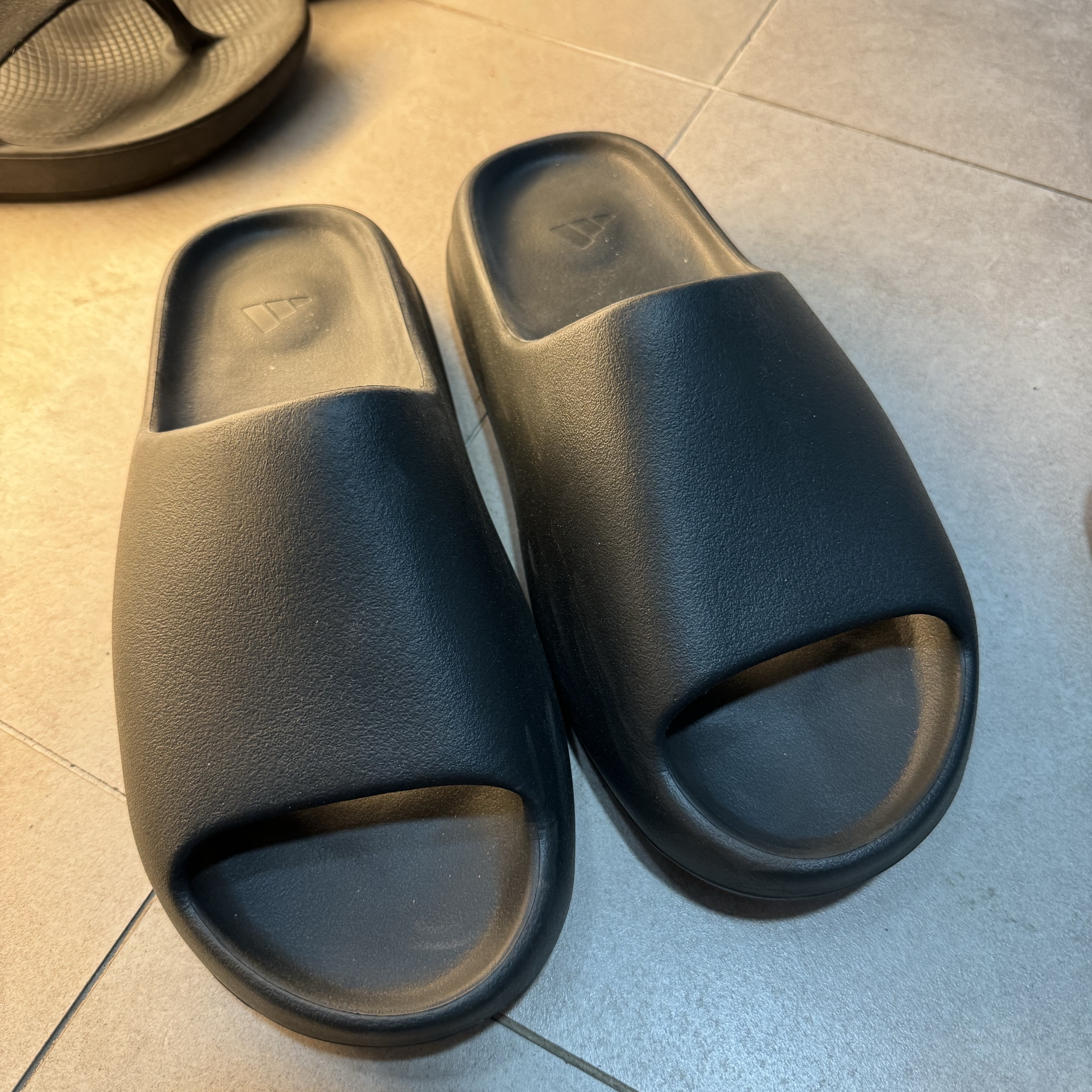 Adidas Yeezy Slide Dark Onyx 2024 착용 스타일