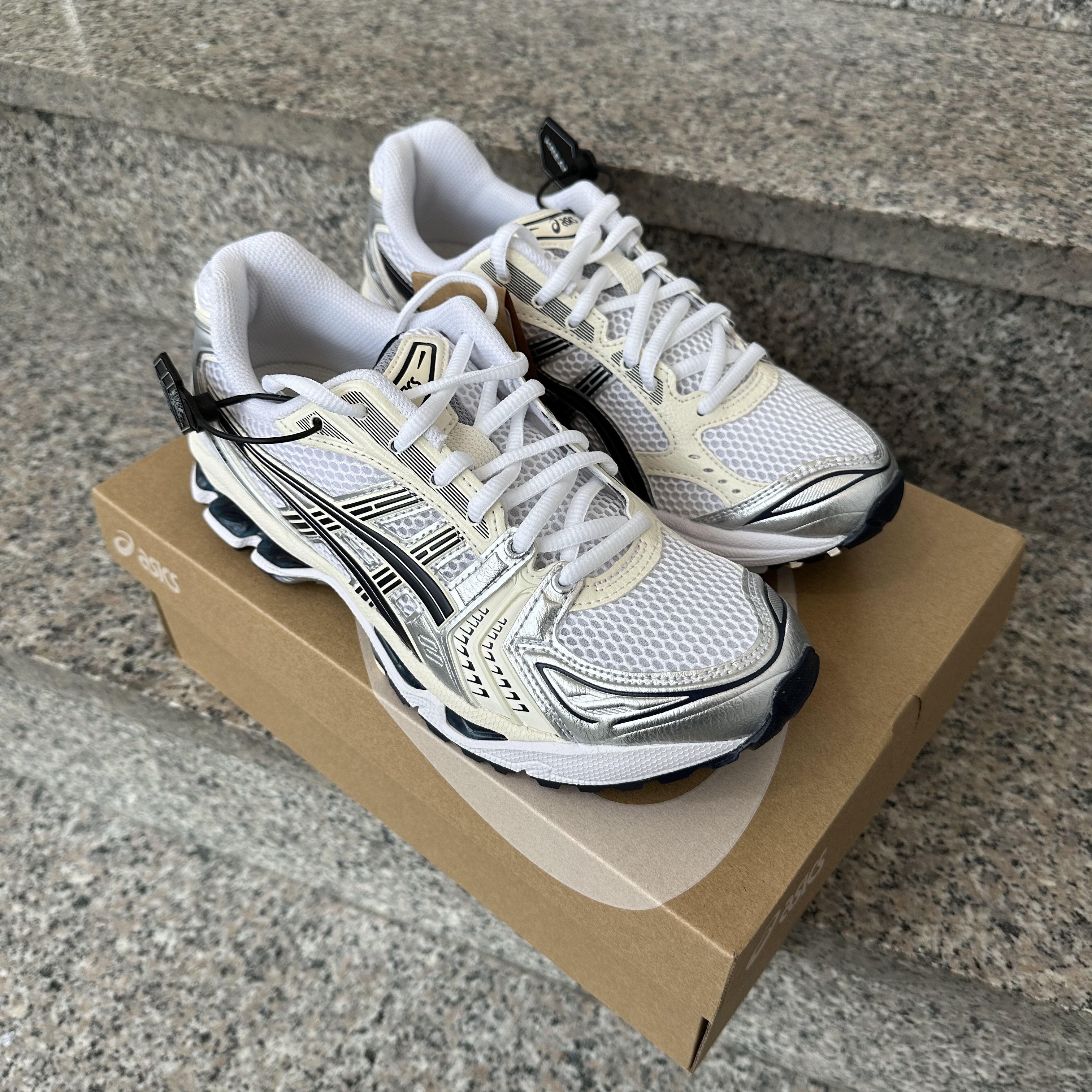 (W) Asics Gel-Kayano 14 White Midnight 착용 스타일 - 1