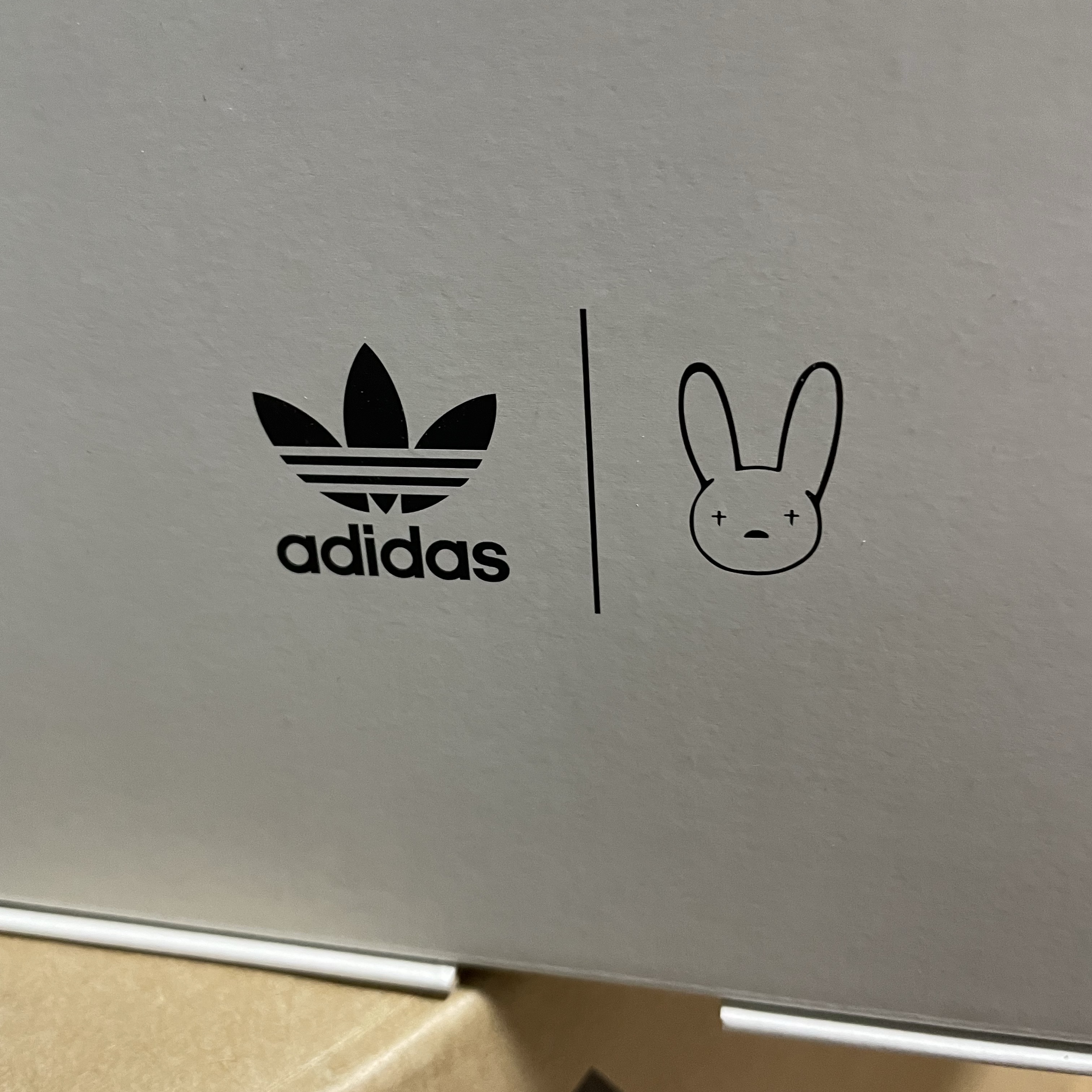 Adidas x Bad Bunny Campus Dark Brown Chalk White 착용 스타일 - 3