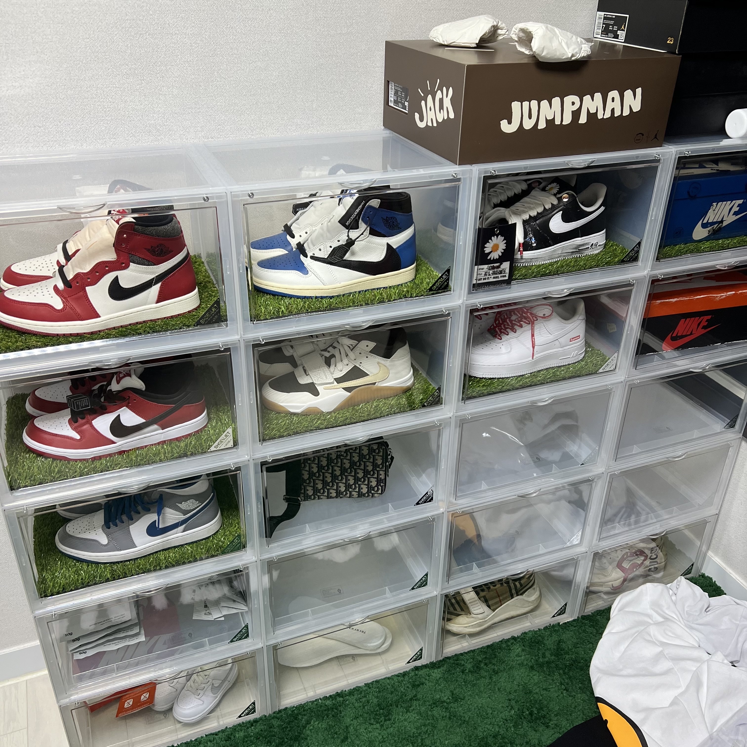 Jordan 1 x Travis Scott x Fragment Retro High OG SP Military Blue, Nike SB Dunk Low Pro Chicago 착용 스타일