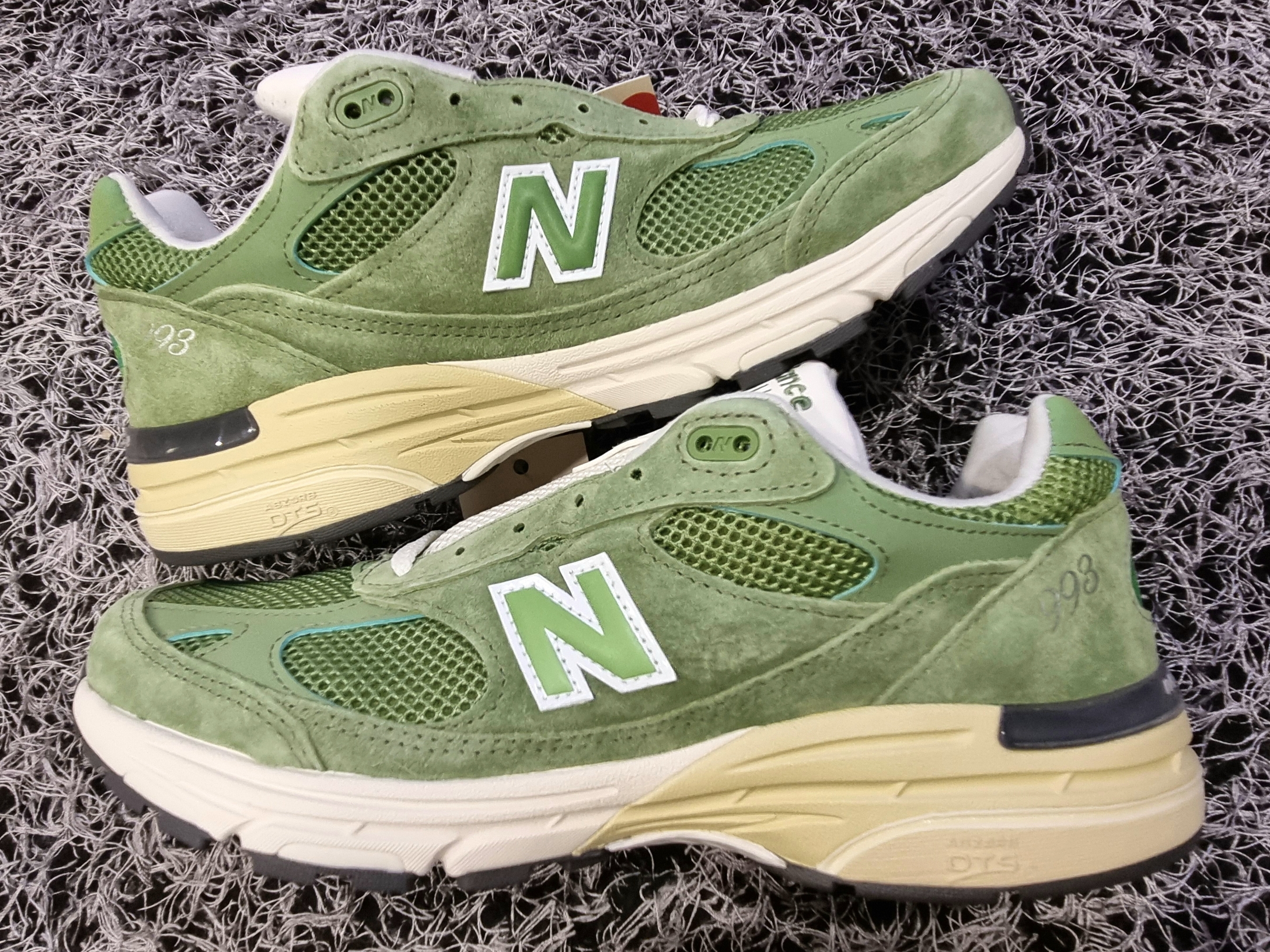 New Balance 993 Made in USA Chive Sea Salt 착용 스타일 - 2