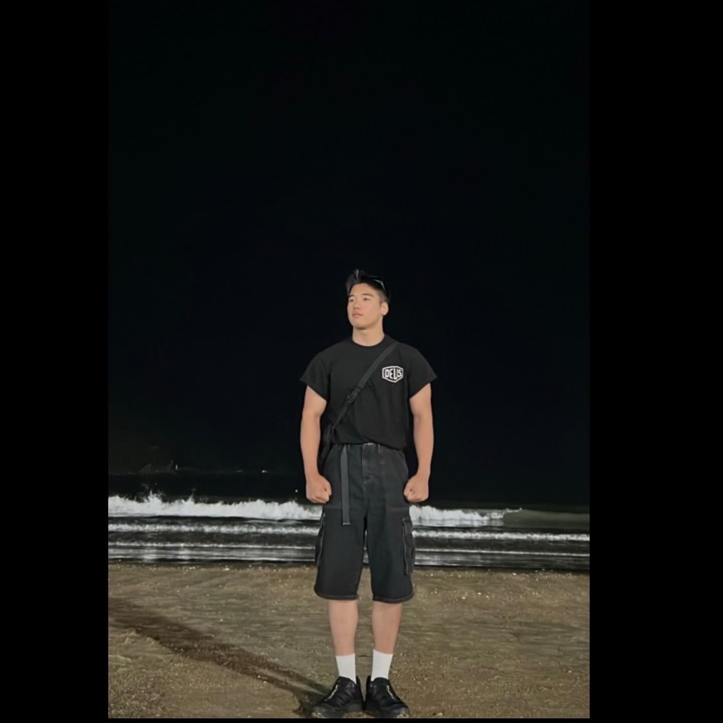 Deus Ex Machina Seoul College T-Shirt Black, Oakley Eye Jacket Redux Matte Black Frame Prizm Grey Lenses High Bridge Fit 착용 스타일 - 1