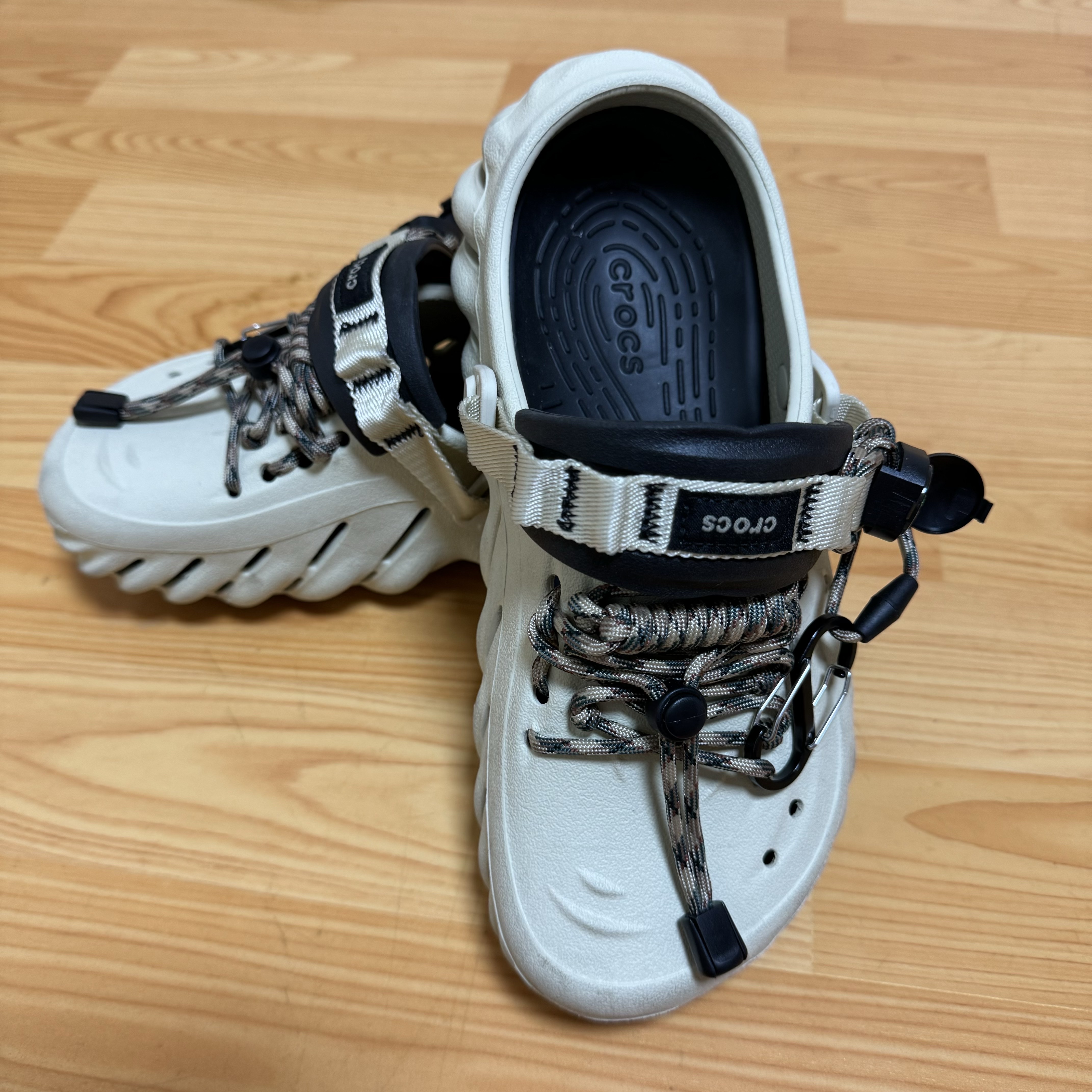 Crocs Echo Clog Bone Black 착용 스타일 - 4