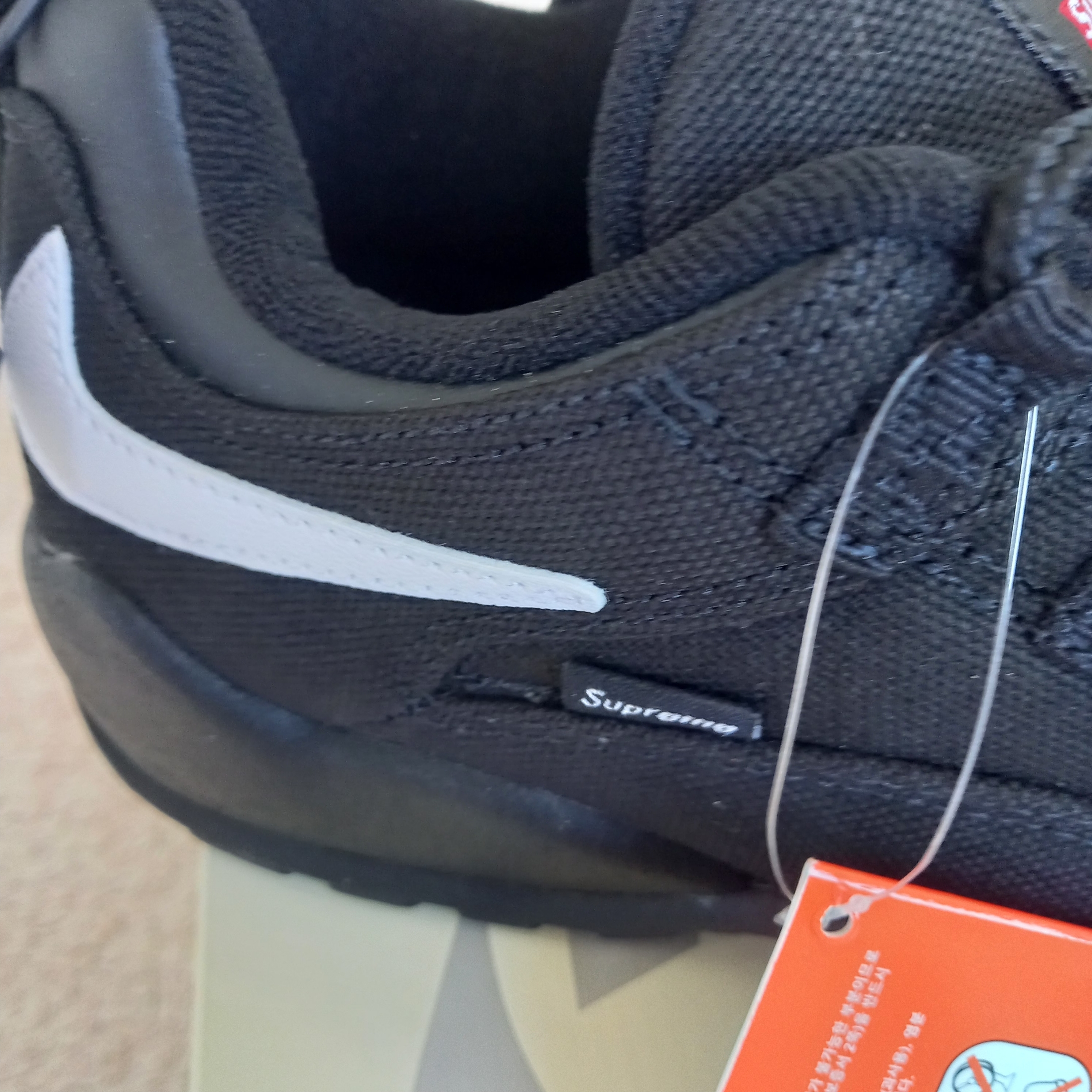 Nike x Supreme SB Darwin Low Black 착용 스타일 - 10