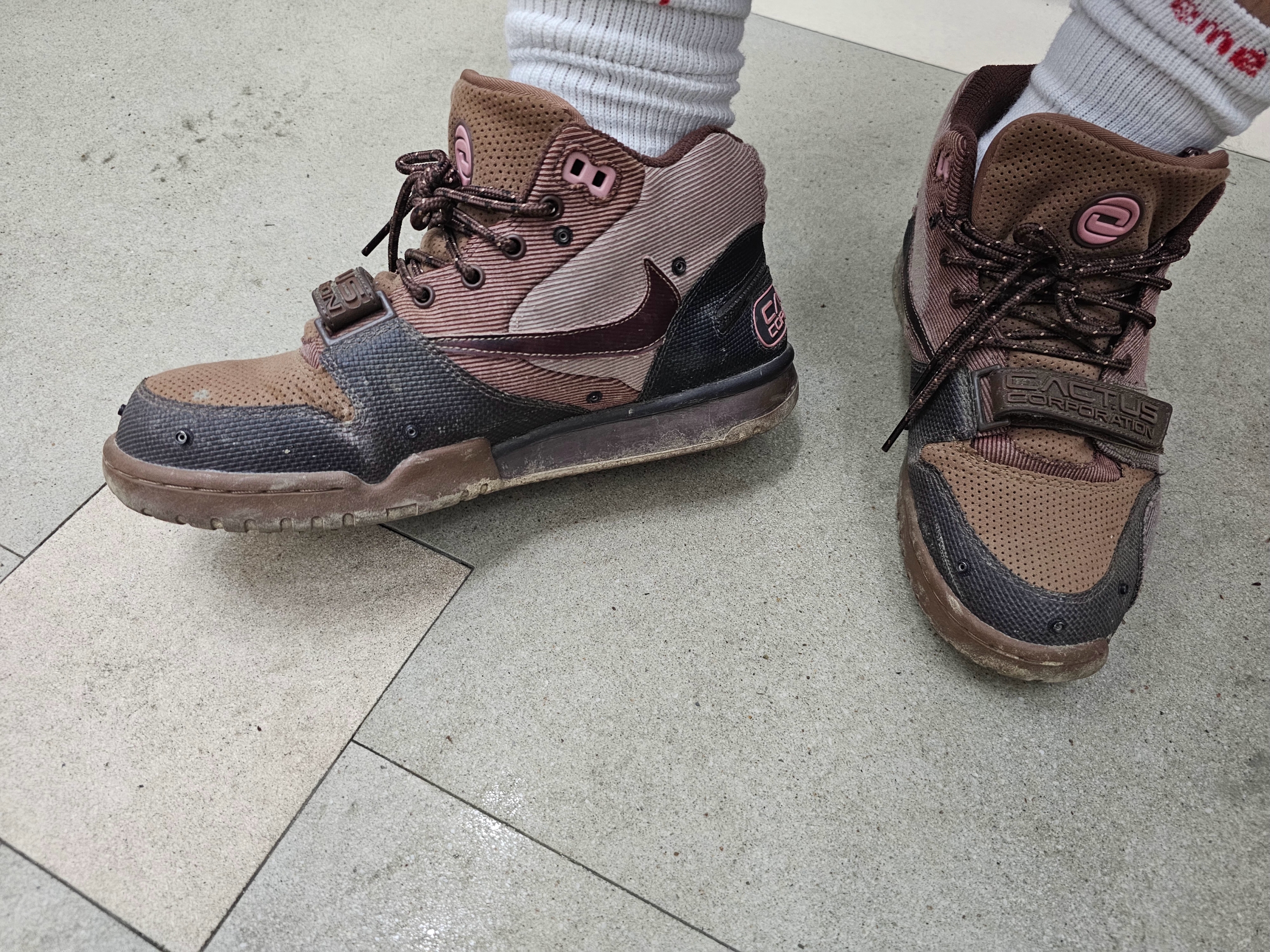 Nike x Travis Scott Air Trainer 1 Archaeo Brown and Rust Pink 착용 스타일