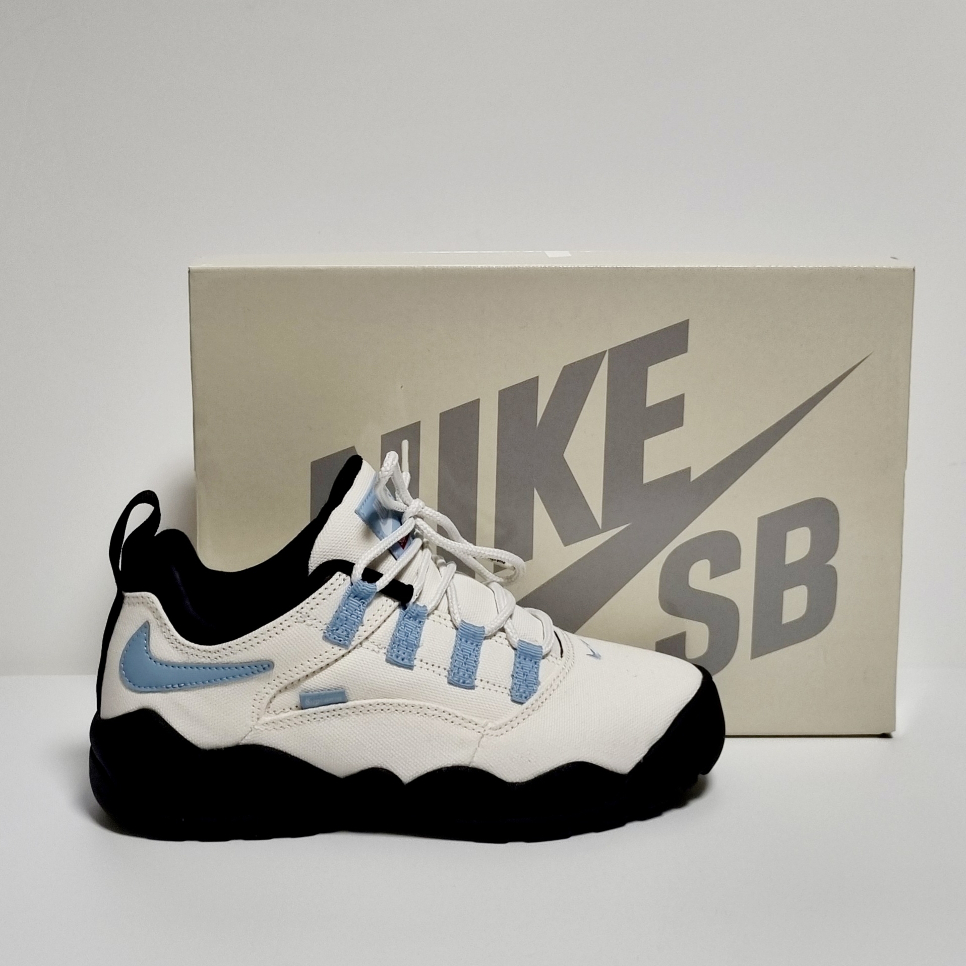 Nike x Supreme SB Darwin Low White 착용 스타일 - 1