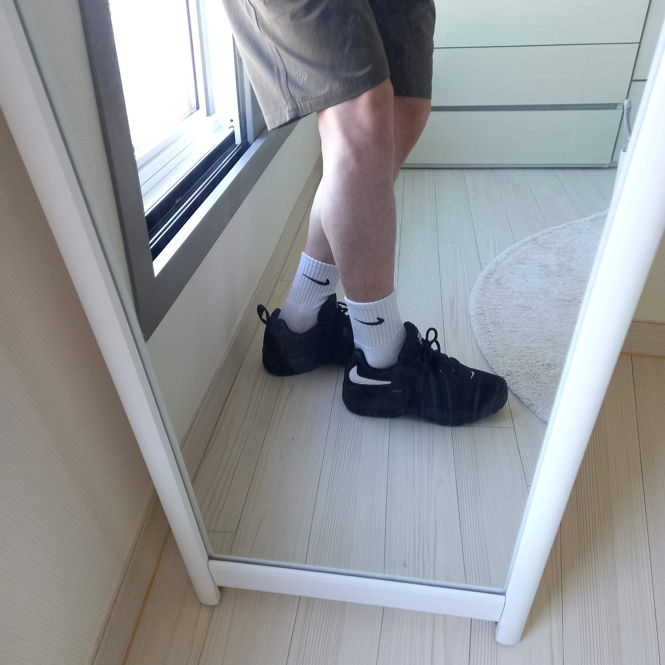 Nike x Supreme SB Darwin Low Black 착용 스타일 - 1