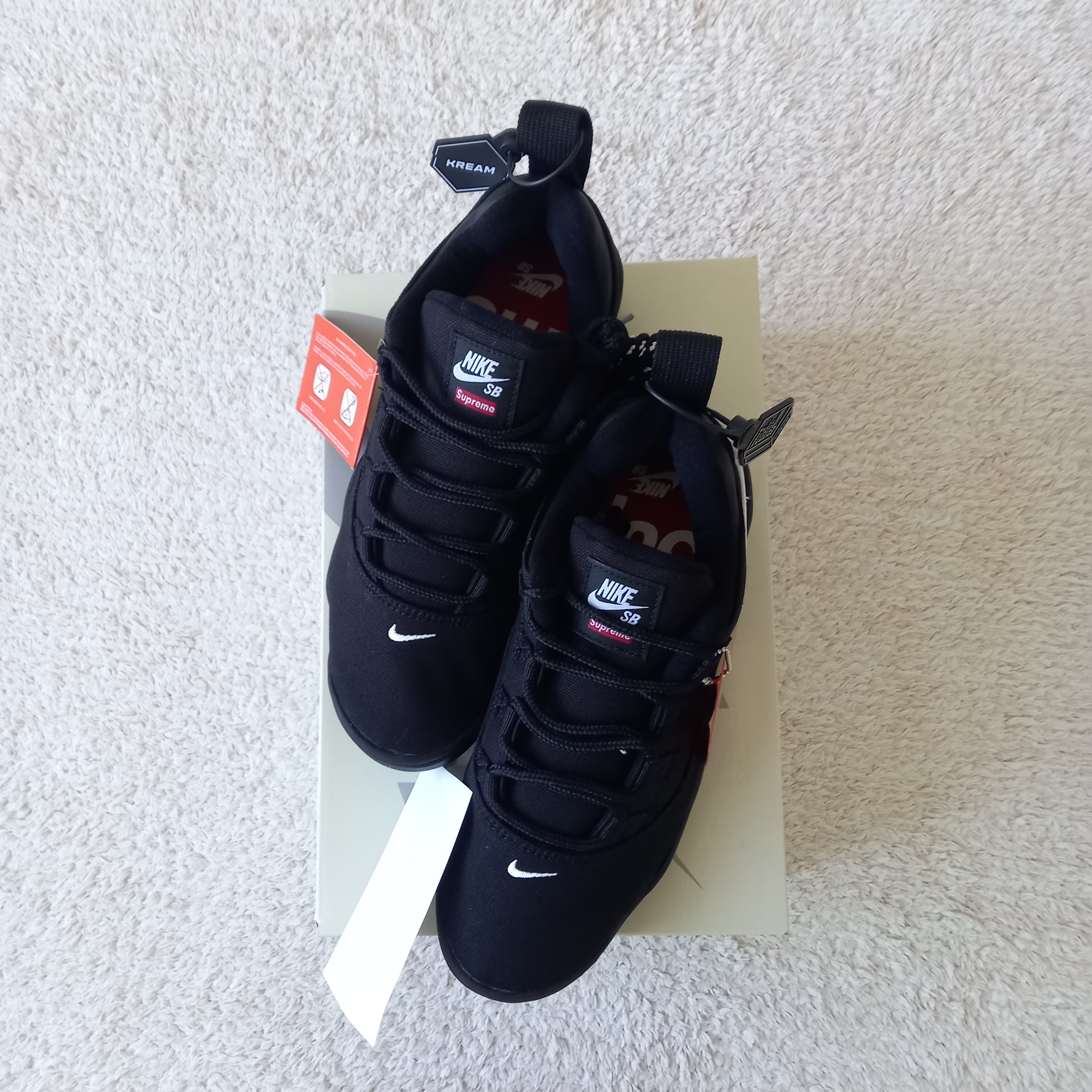 Nike x Supreme SB Darwin Low Black 착용 스타일 - 1