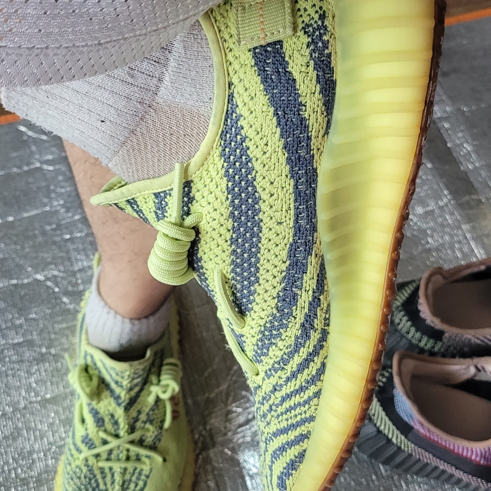Adidas Yeezy Boost 350 V2 Semi Frozen Yellow 착용 스타일 - 4