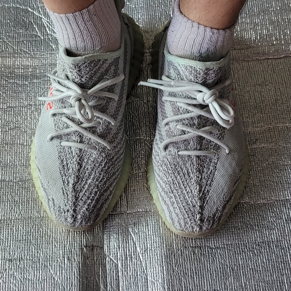 Adidas Yeezy Boost 350 V2 Blue Tint 2017 착용 스타일 - 3