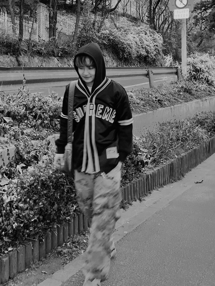 Supreme Mitchell & Ness Satin Baseball Jersey Black - 23SS, Jordan 6 Retro Carmine 2021 착용 스타일 - 1