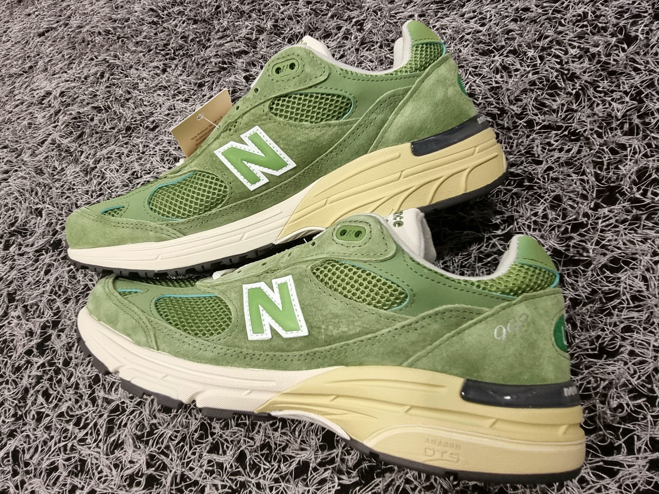 New Balance 993 Made in USA Chive Sea Salt 착용 스타일 - 4