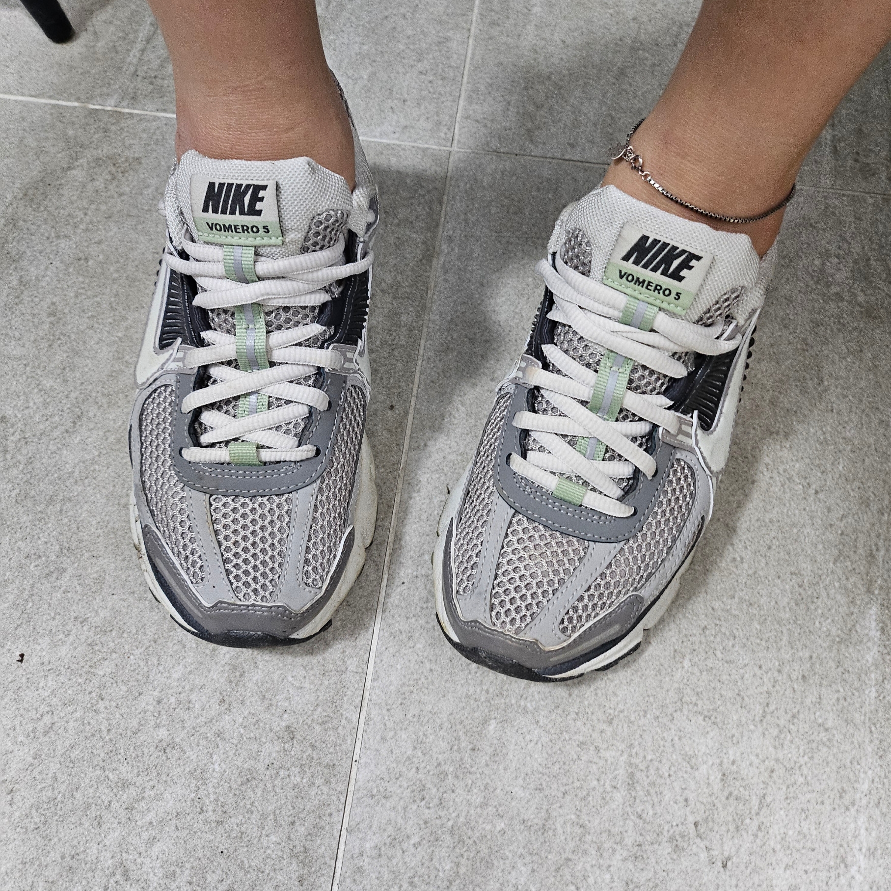 (W) Nike Zoom Vomero 5 Cobblestone and Flat Pewter 착용 스타일
